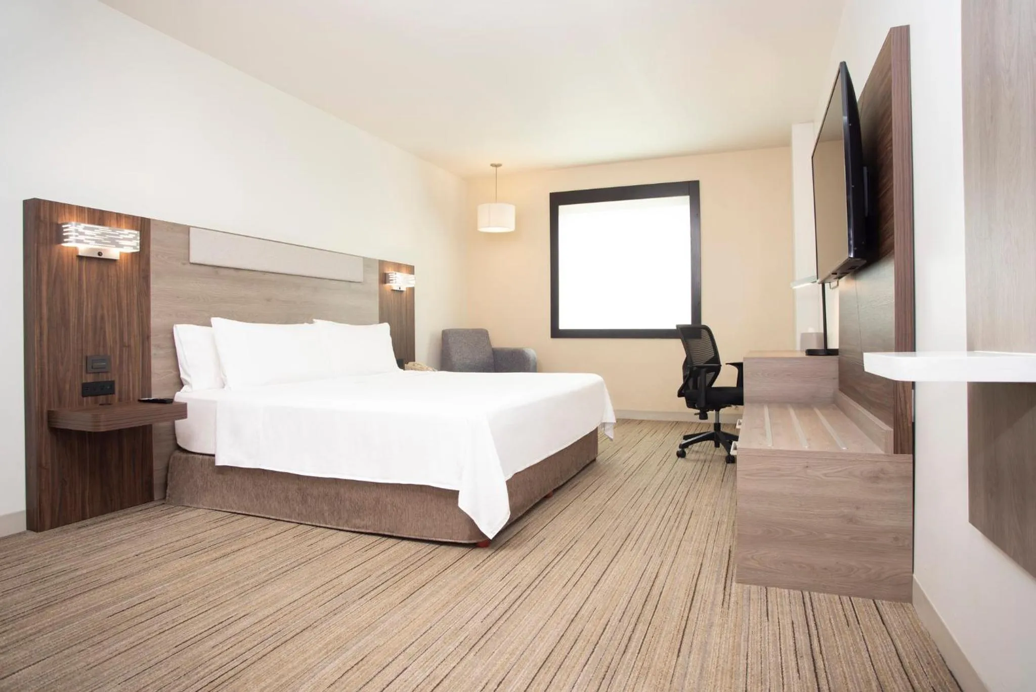 Photo of the whole room, Bed in Holiday Inn Express Guadalajara Iteso by IHG