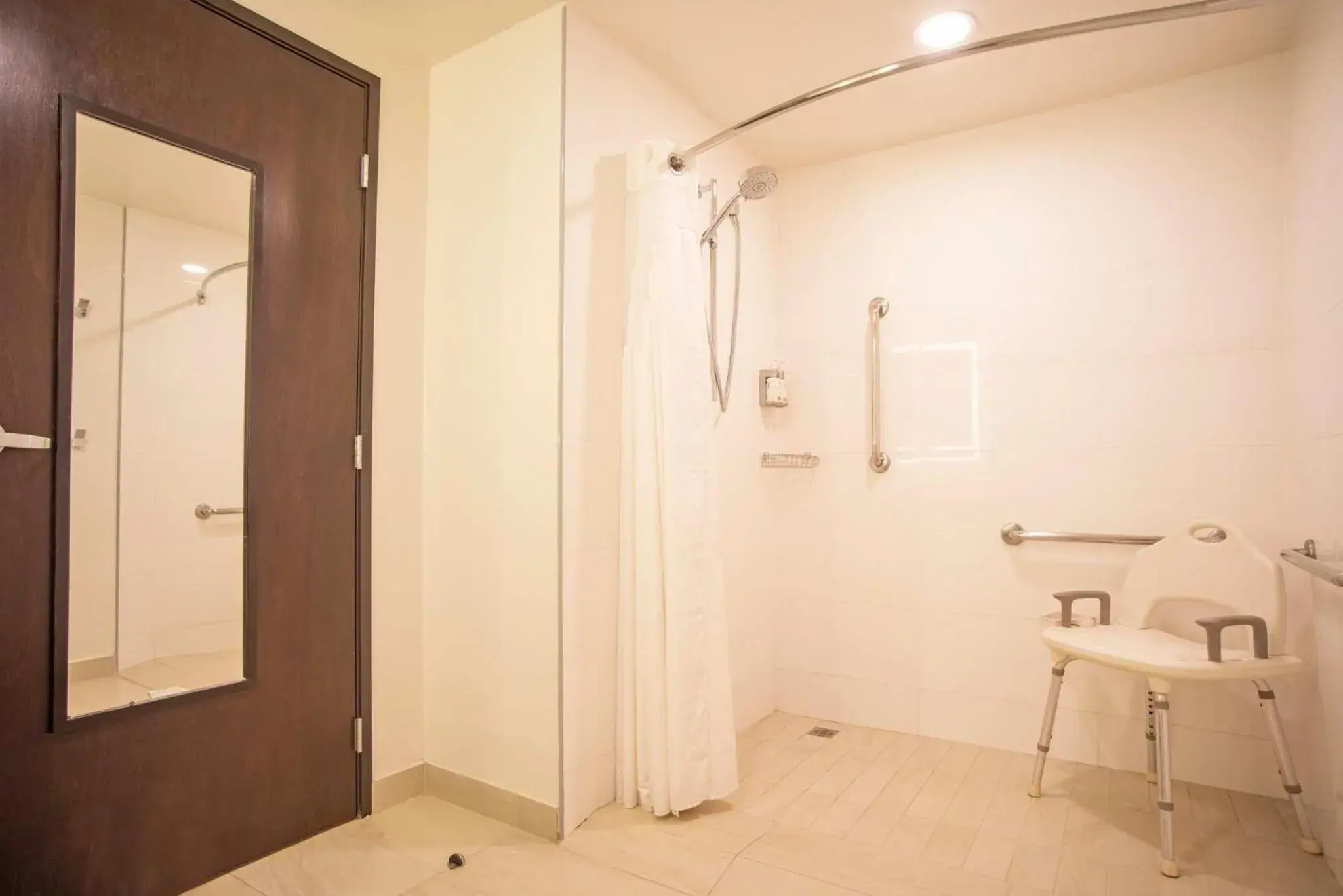 Photo of the whole room in Holiday Inn Express Guadalajara Iteso by IHG Photo of the whole room in Holiday Inn Express Guadalajara Iteso by IHG