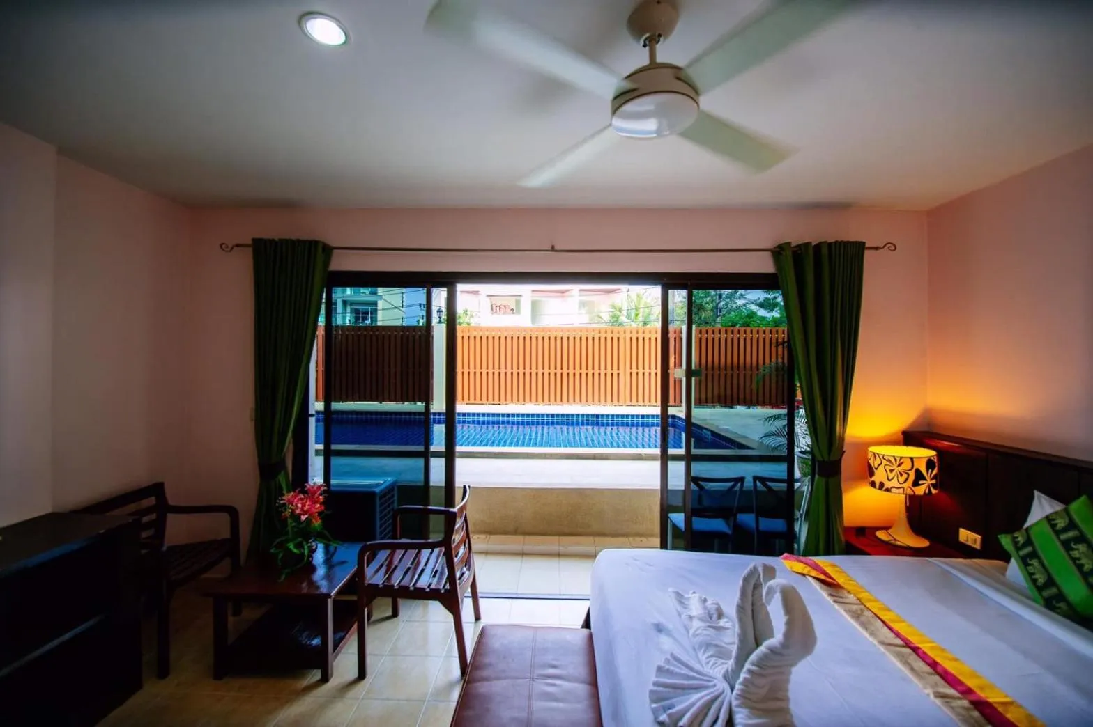 Pool view, Bed in Wanna Marine