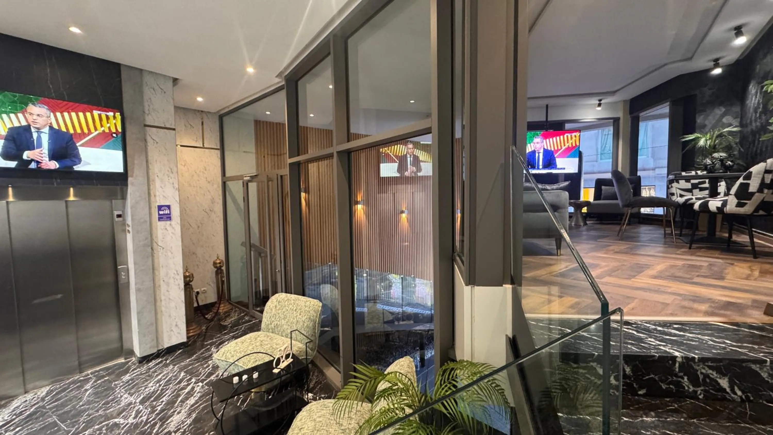 Restaurant/places to eat in ZEN Suites Hotel Massira