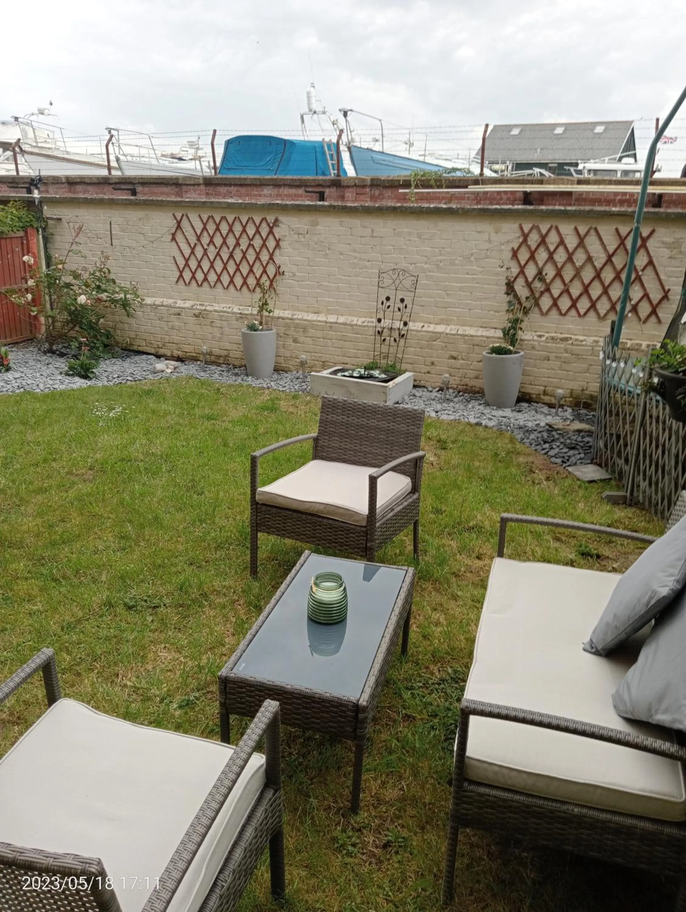 Garden in Beautiful Marina Apartment with private garden, flexible bedrooms with zip & link beds