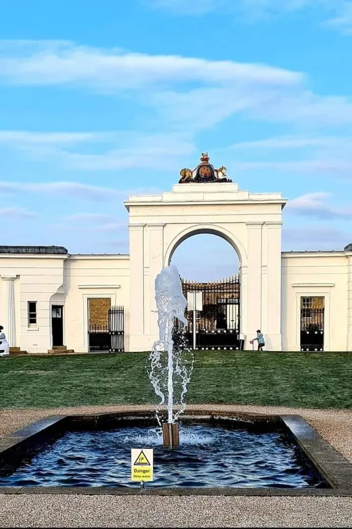 Beautiful Marina Apartment with private garden, flexible bedrooms with zip & link beds