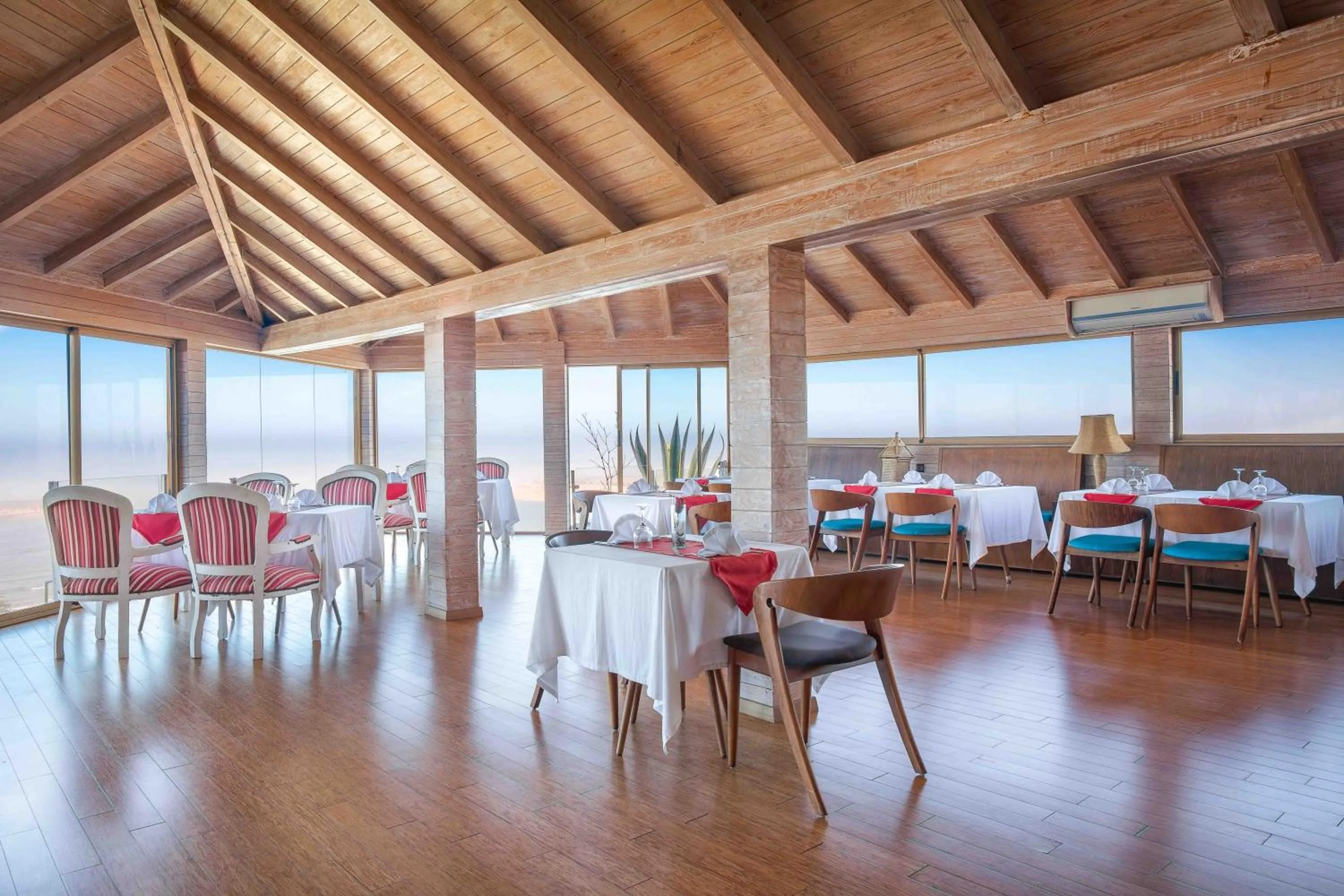 Restaurant/places to eat in Chateau Eden El Rouh & Spa