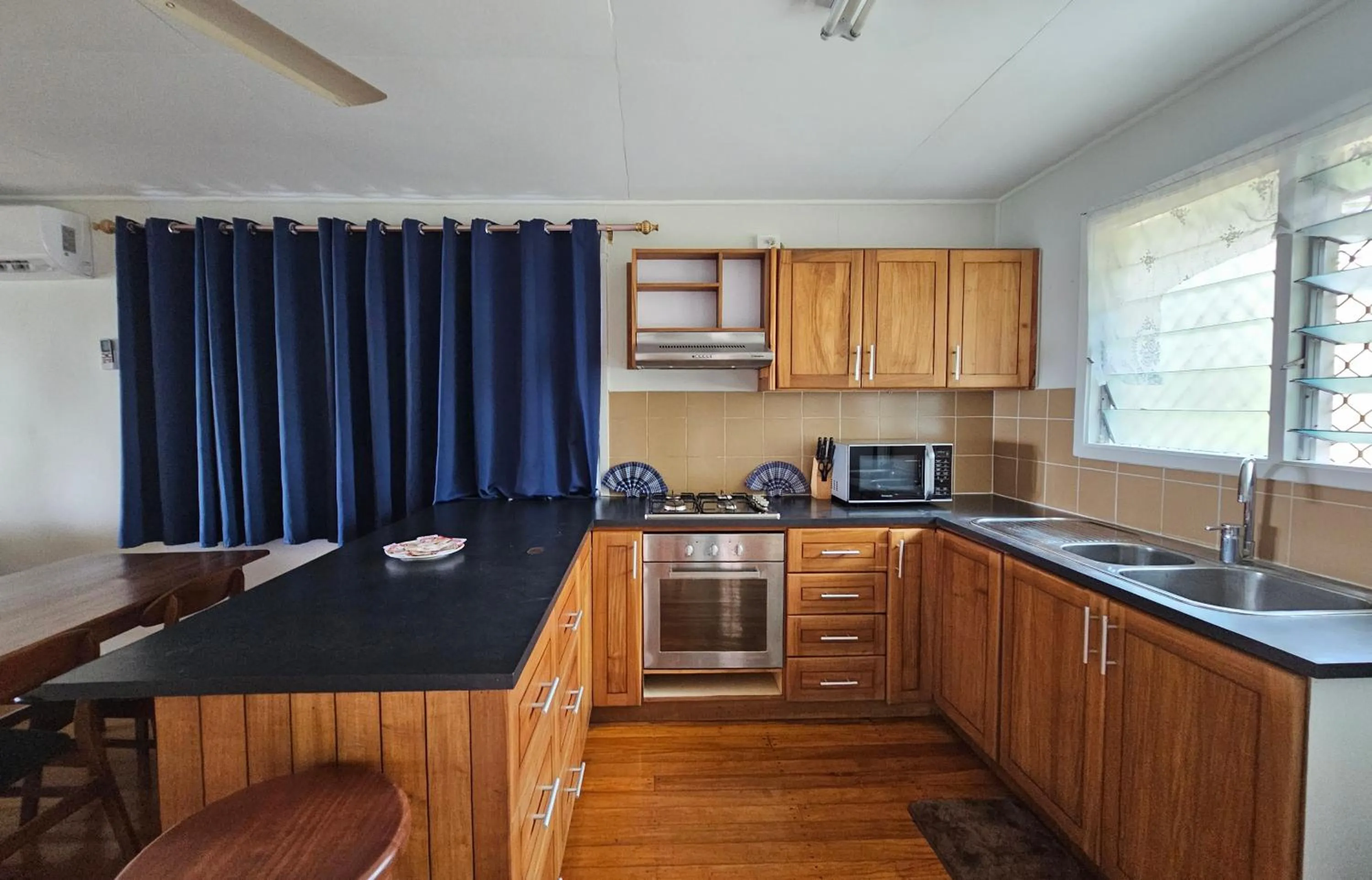 Kitchen or kitchenette in Sanalae Apartments