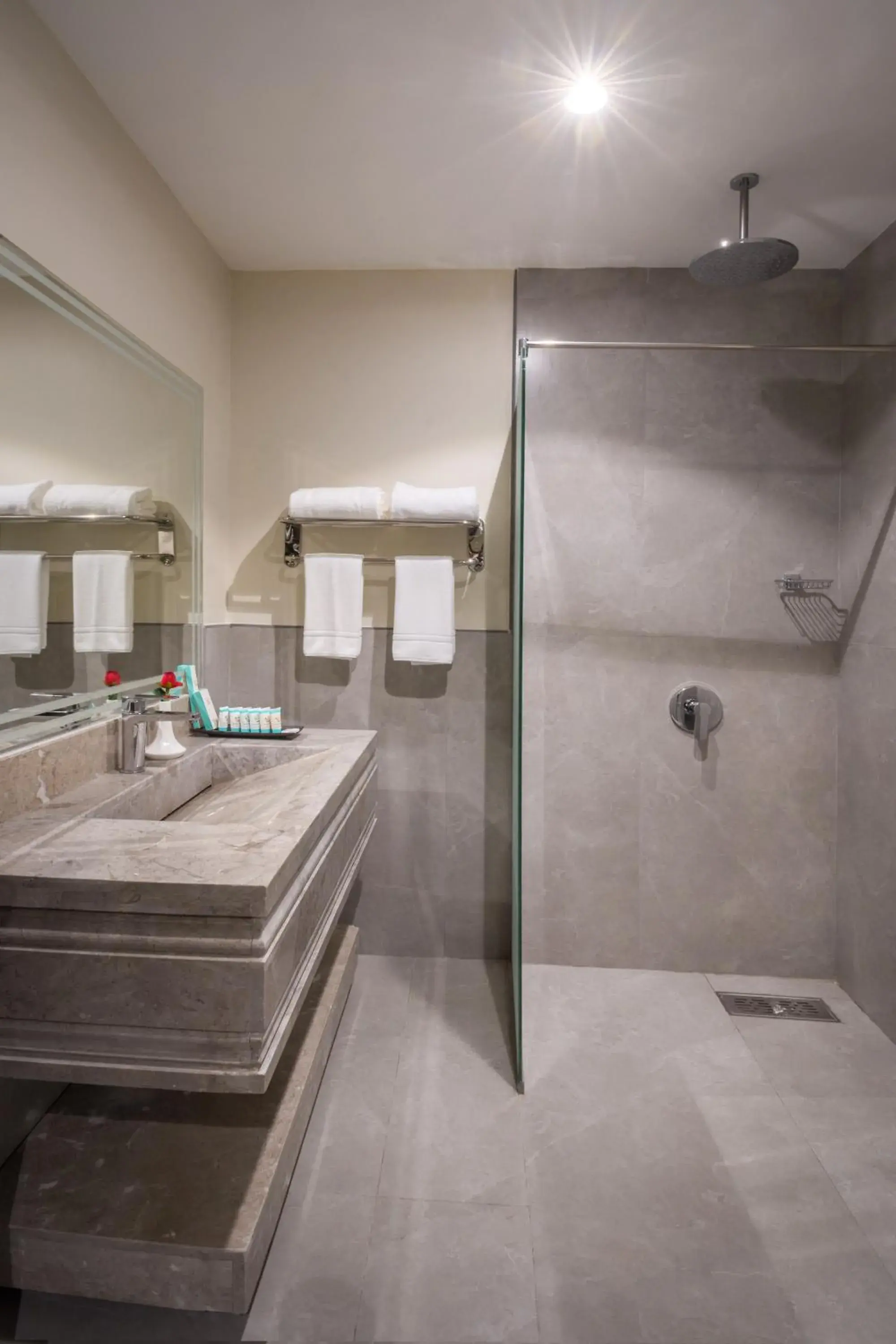 Deluxe King Room in Enala Hotel - Al Khobar Deluxe King Room in Enala Hotel - Al Khobar