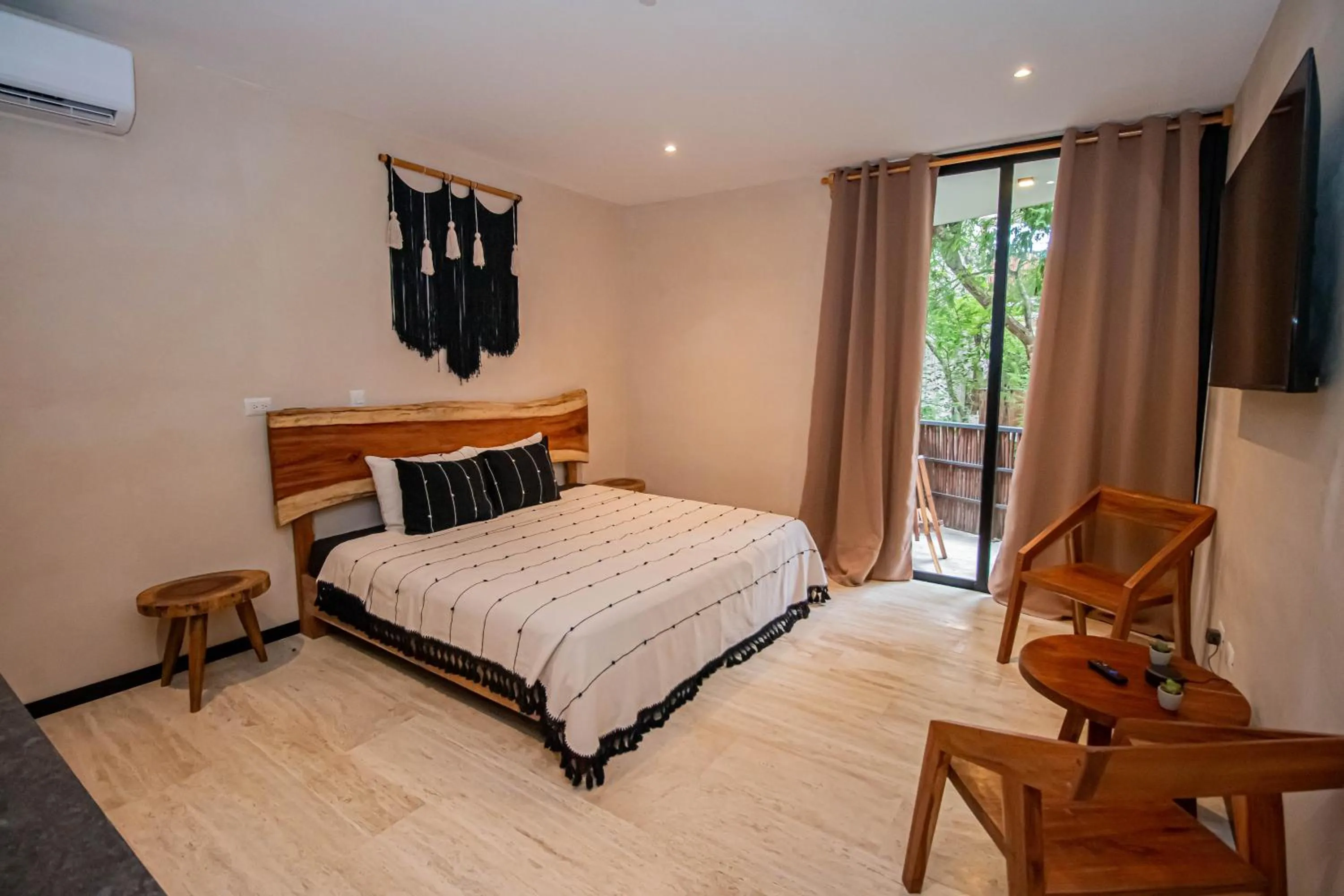 Photo of the whole room, Bed in Ophelia Experience