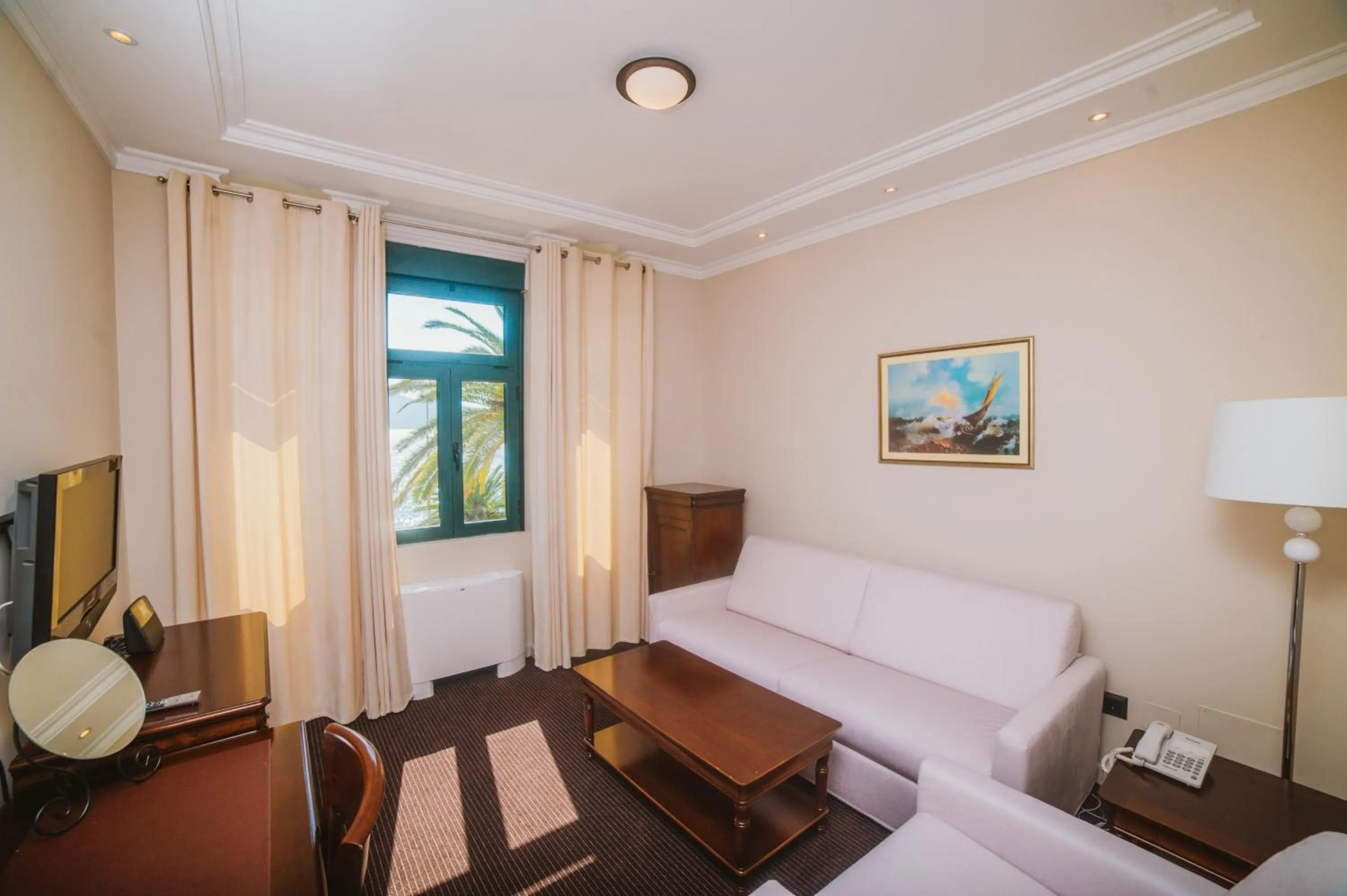 Seating area, Bed in Hotel Astoria