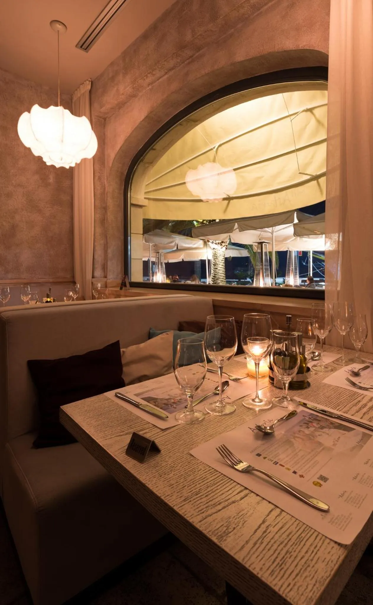 Restaurant/places to eat in Hotel Astoria