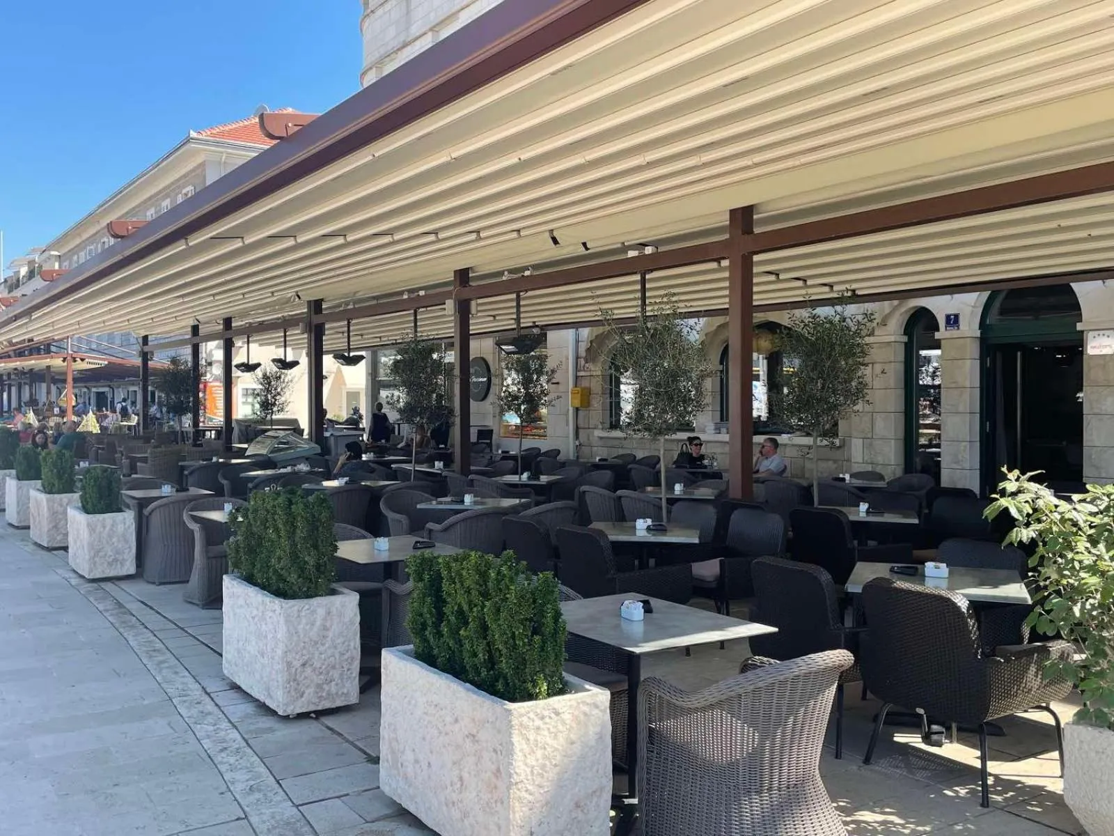 Restaurant/places to eat in Hotel Astoria