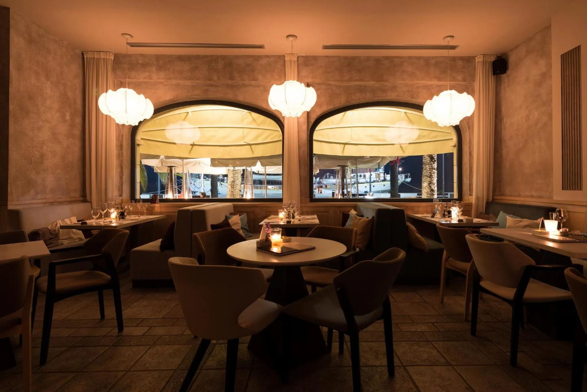 Restaurant/places to eat in Hotel Astoria