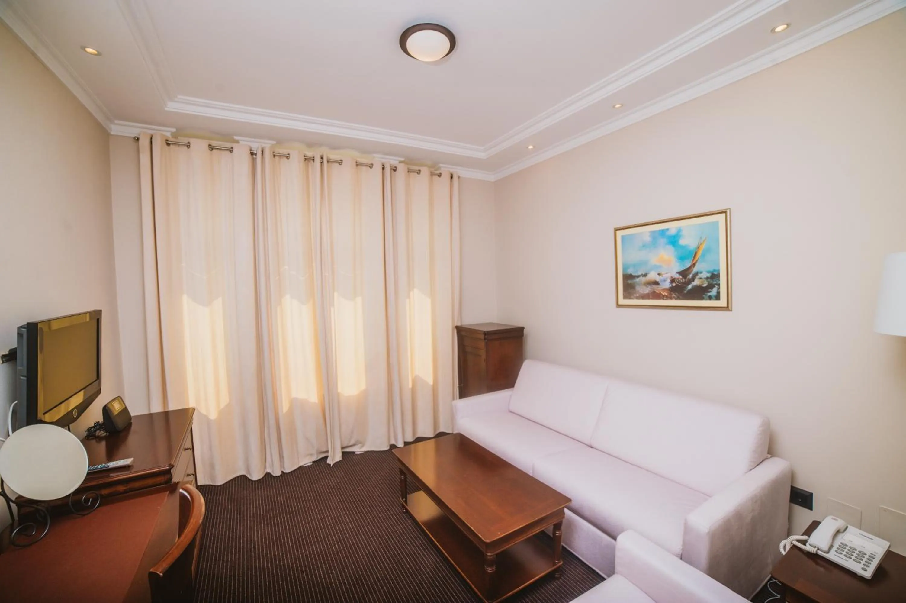 Living room, Bed in Hotel Astoria