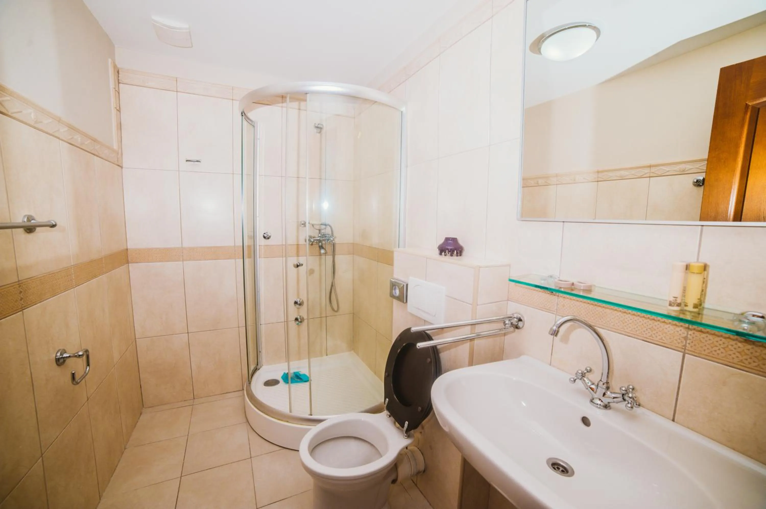 Shower in Hotel Astoria