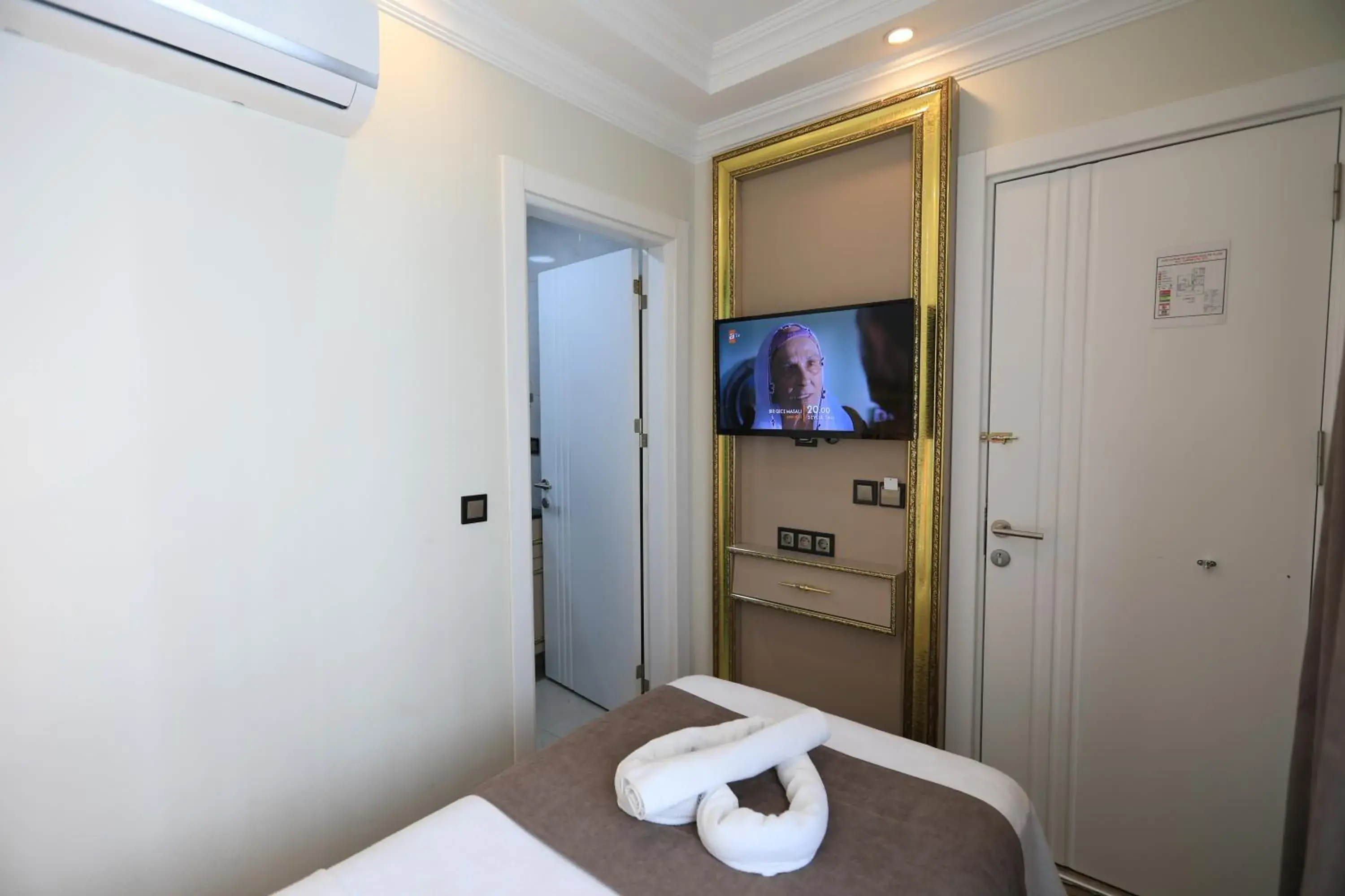 Large Single Room in Blue Zerzevan Konak Hotel Large Single Room in Blue Zerzevan Konak Hotel