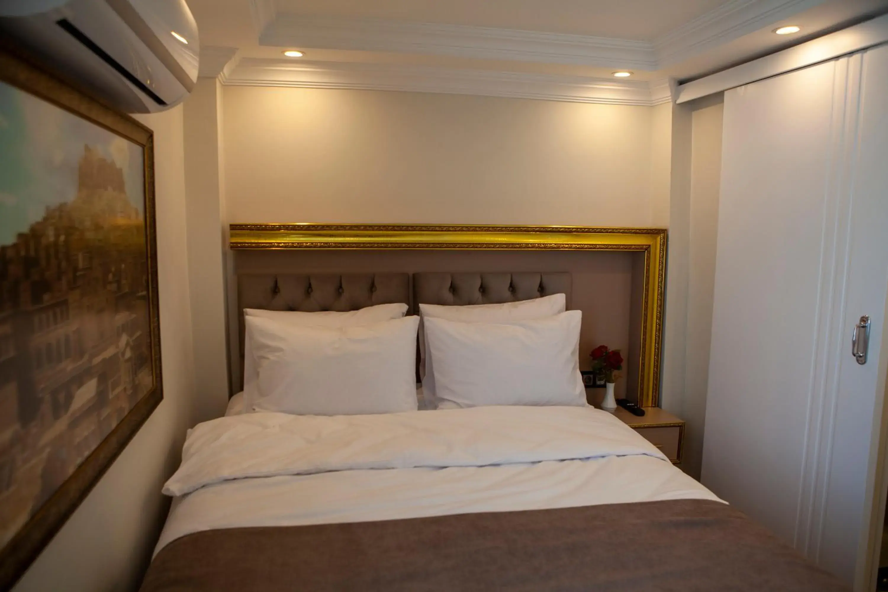 Bed in Blue Zerzevan Konak Hotel Bed in Blue Zerzevan Konak Hotel