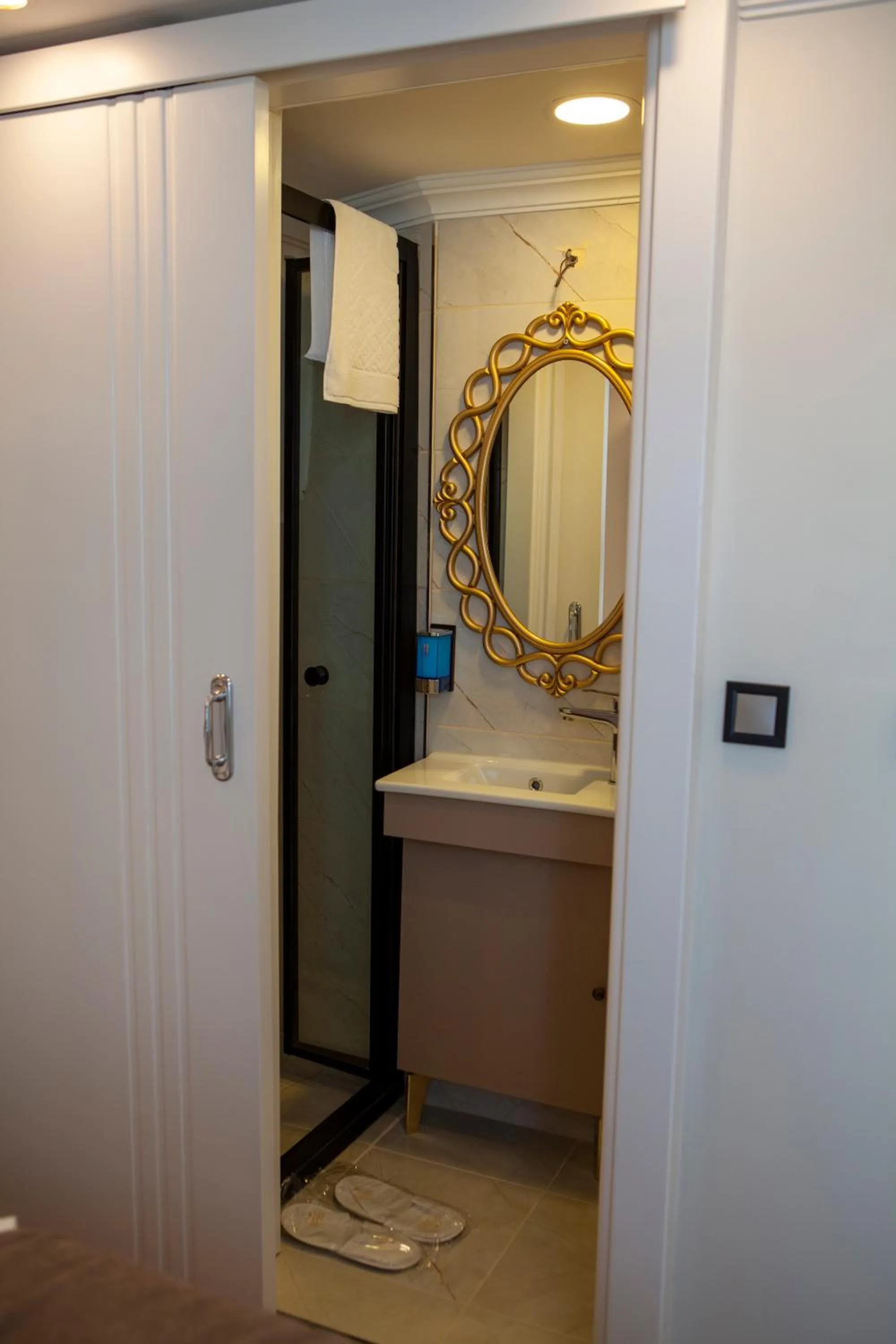 Shower in Blue Zerzevan Konak Hotel