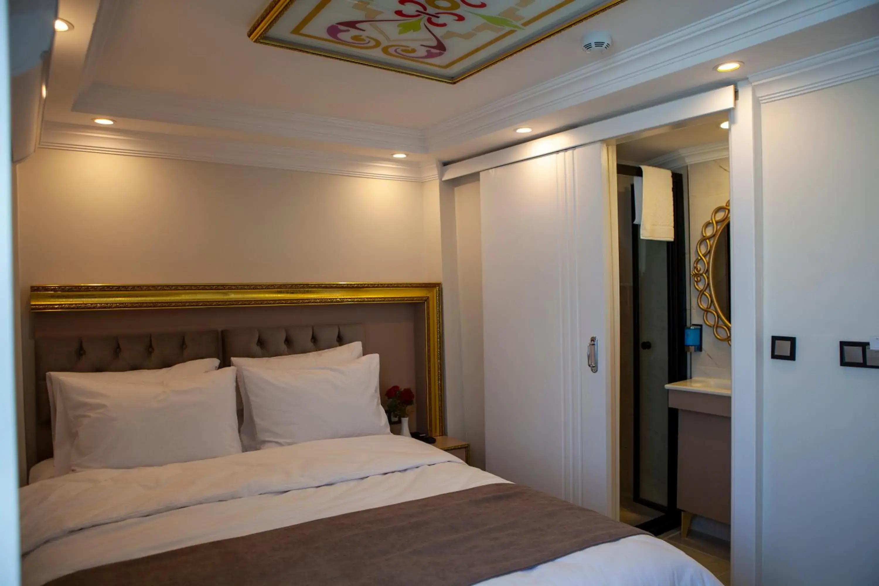 Photo of the whole room, Bed in Blue Zerzevan Konak Hotel Photo of the whole room, Bed in Blue Zerzevan Konak Hotel