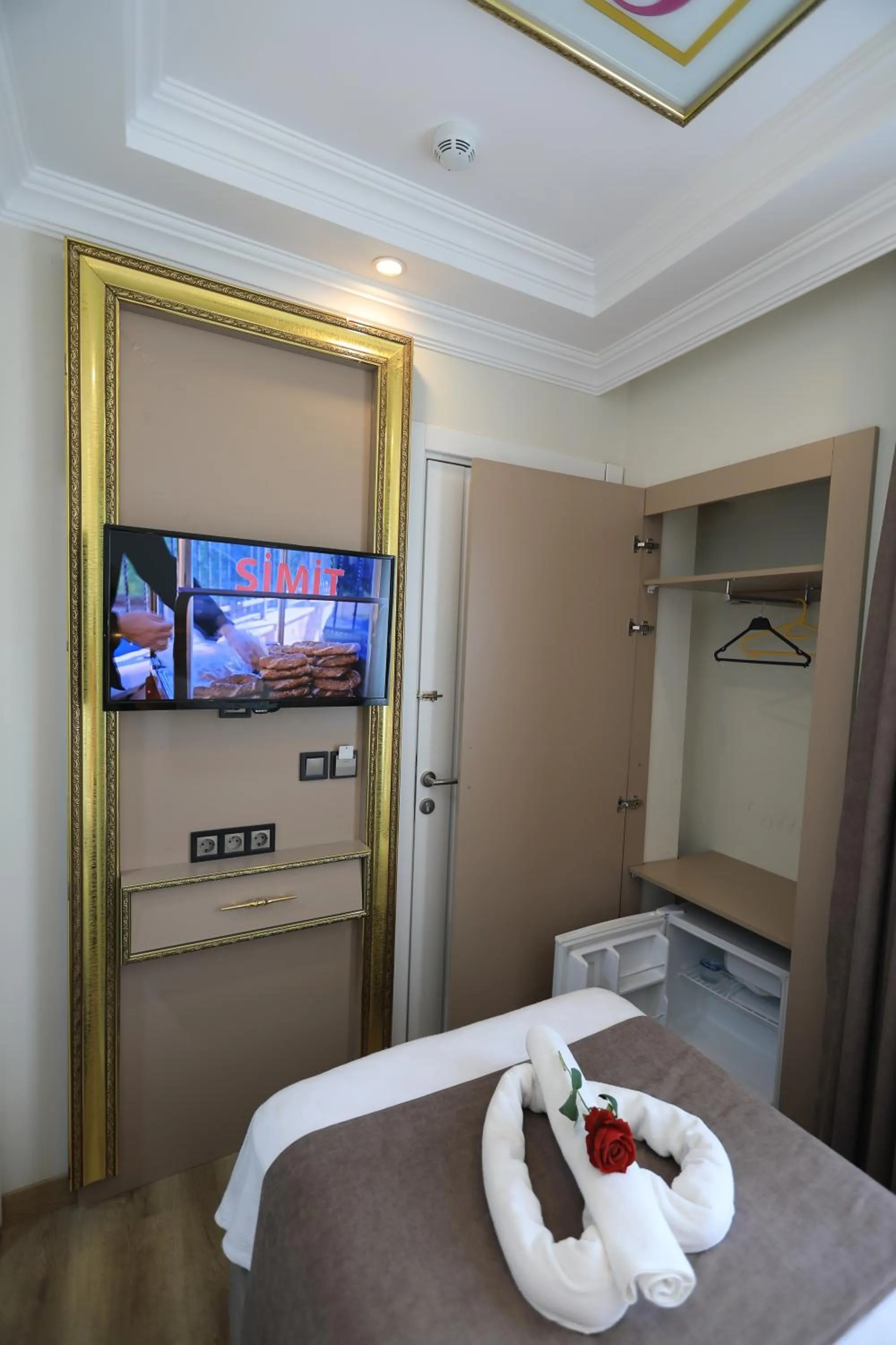 Bedroom, Bed in Blue Zerzevan Konak Hotel