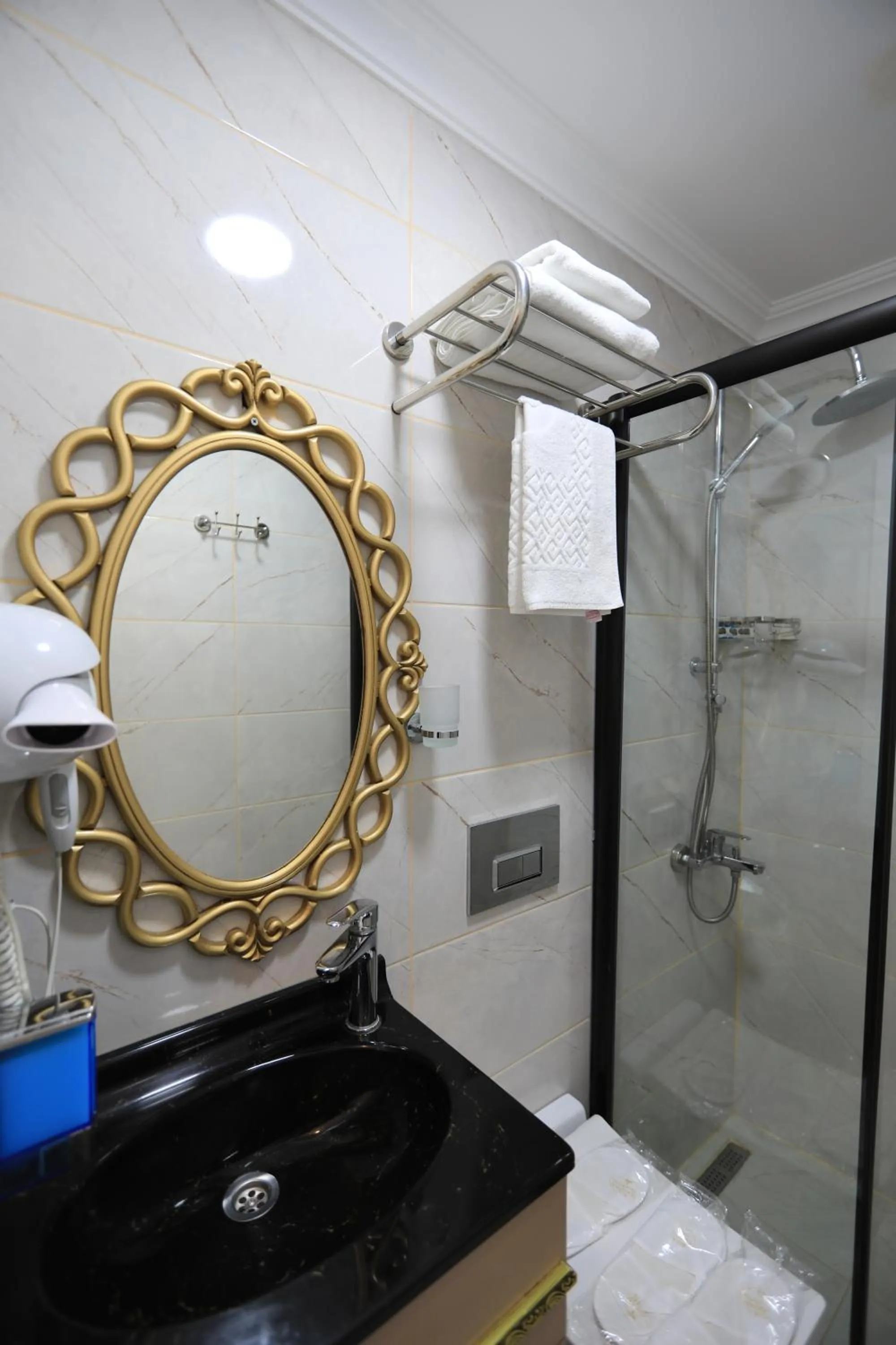 Shower in Blue Zerzevan Konak Hotel