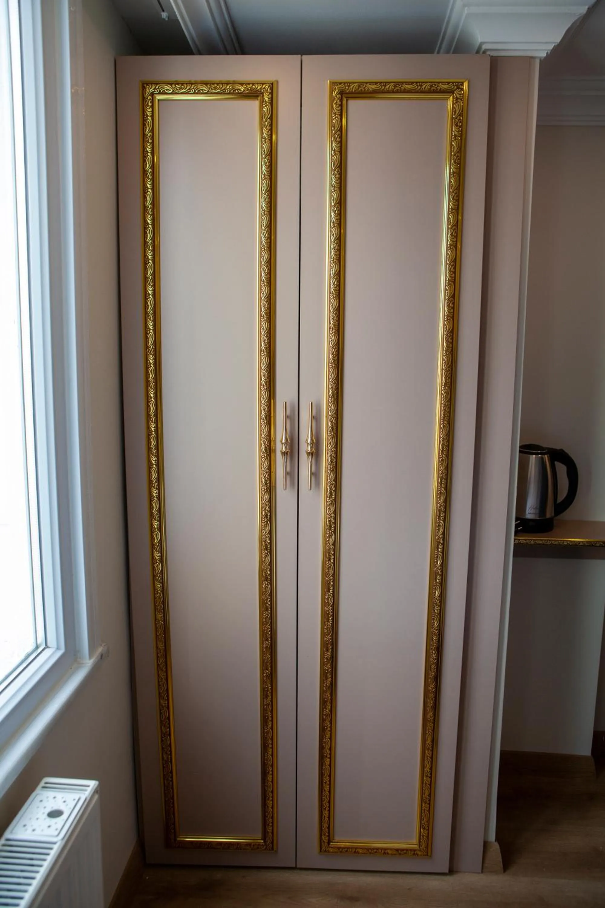 wardrobe in Blue Zerzevan Konak Hotel