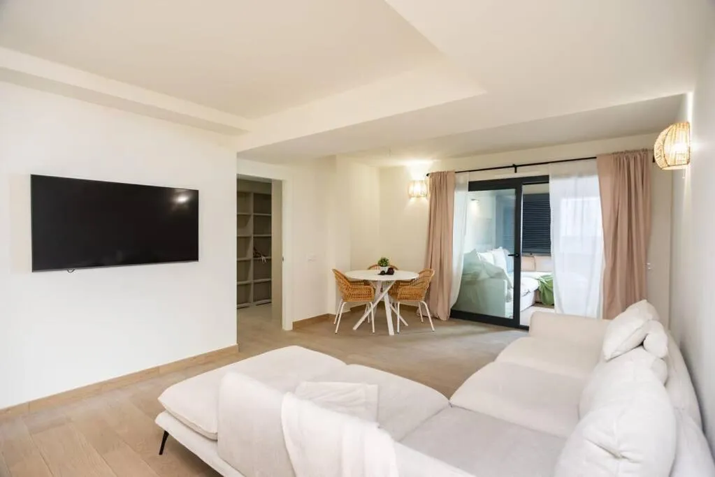 Communal lounge/ TV room, Bed in Gran piso en Puerto deportivo Marina Palamós IDEAL FAMILIAS