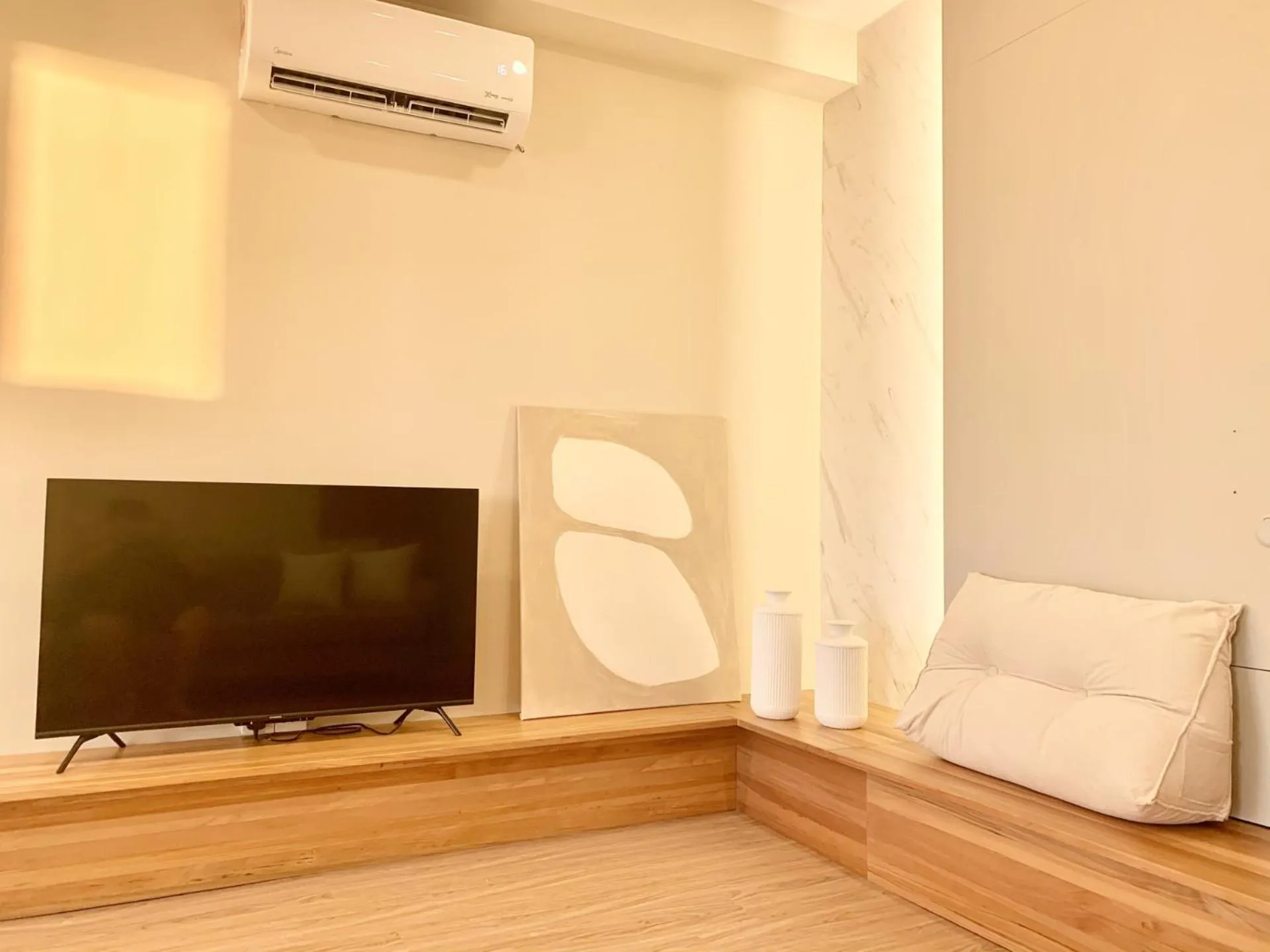 TV and multimedia in Deco Home @ Aru Suites