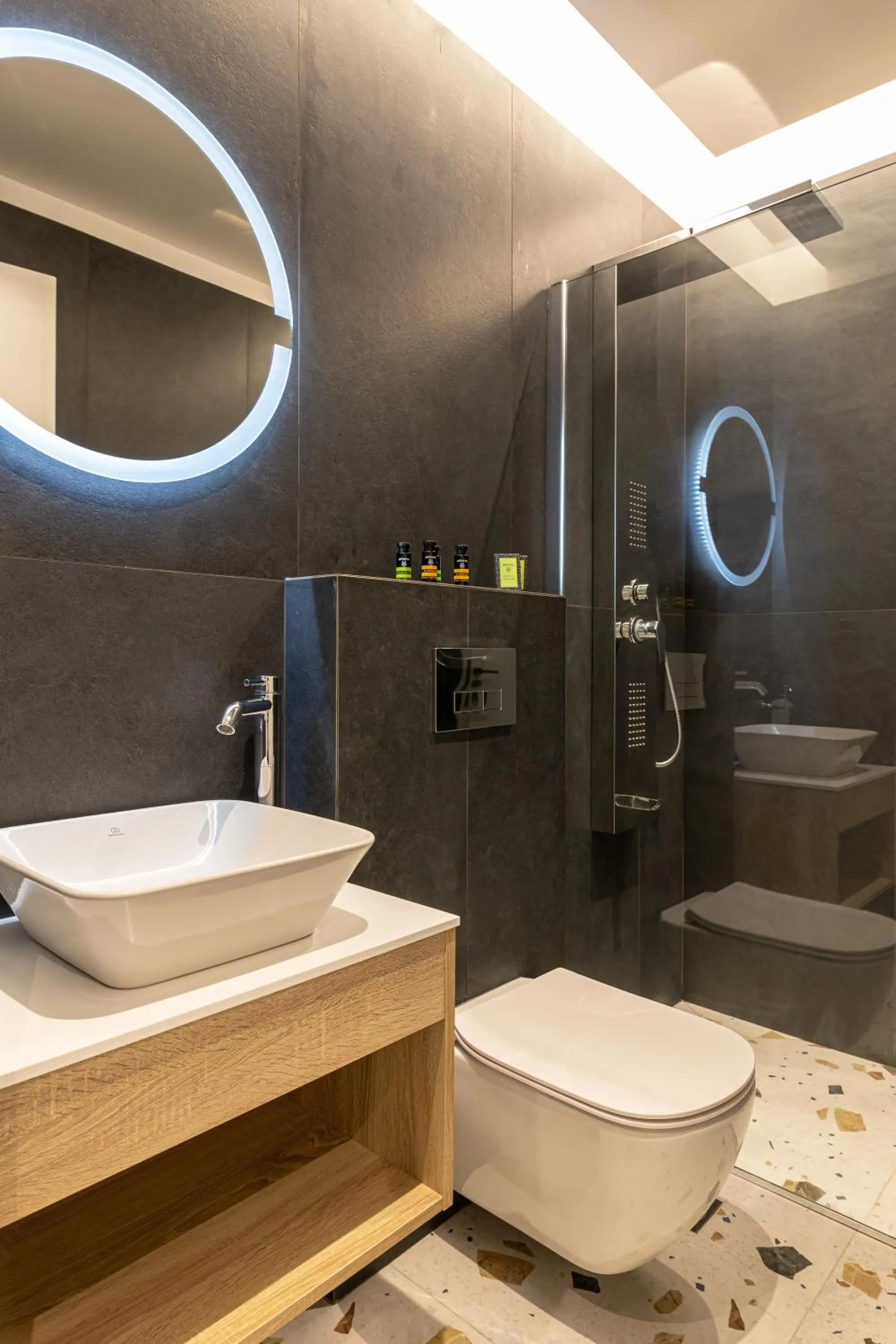 Toilet in CITY HILL Luxury Apartments