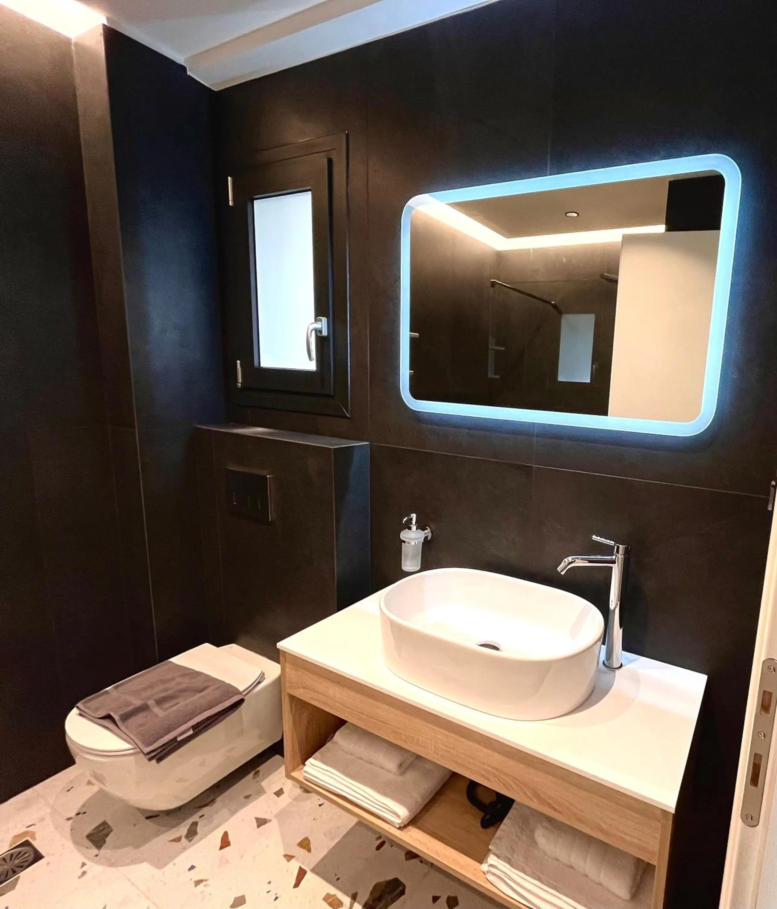 Toilet in CITY HILL Luxury Apartments