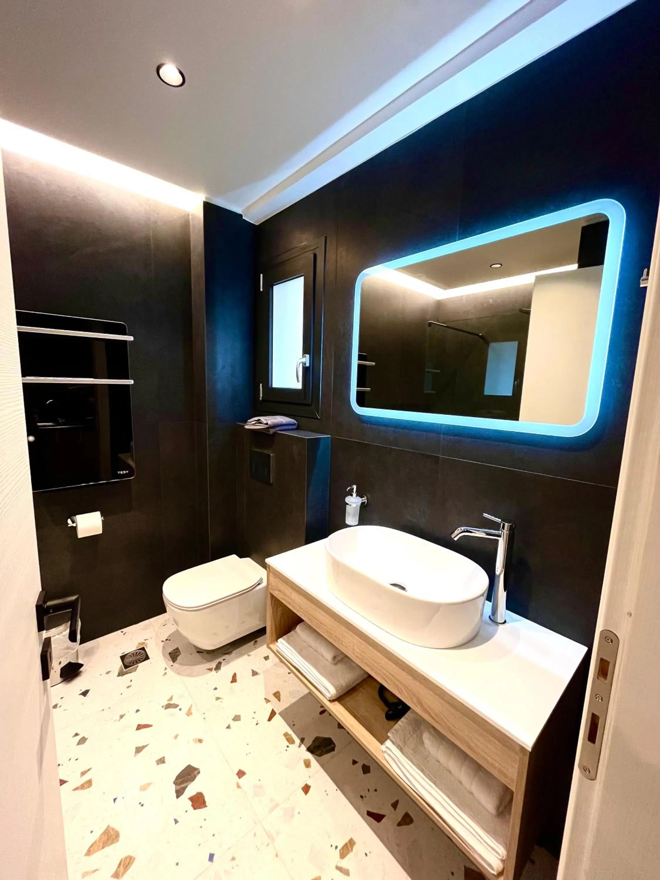 Toilet in CITY HILL Luxury Apartments