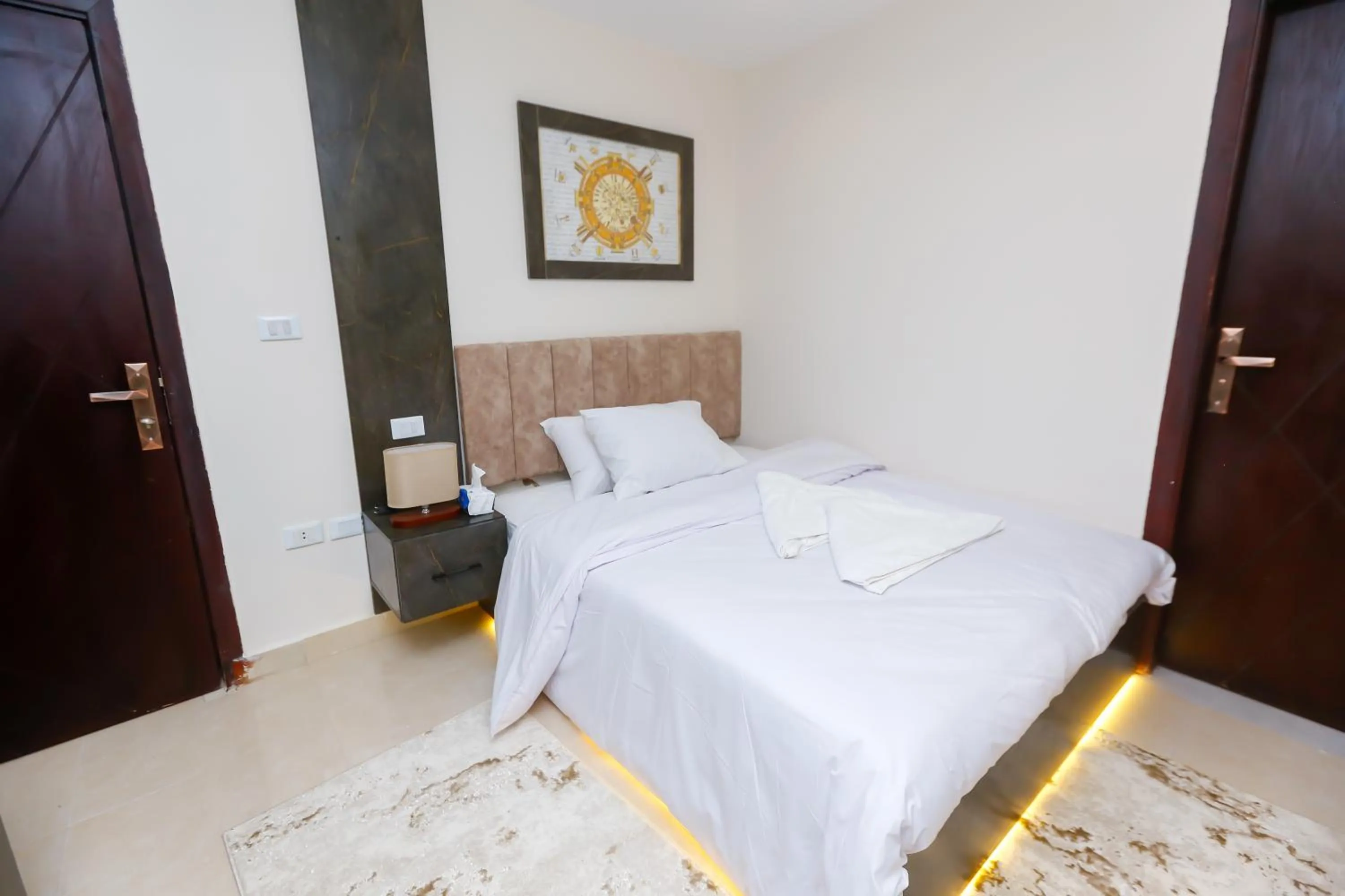 Bedroom, Bed in Crowne Pyramids View inn