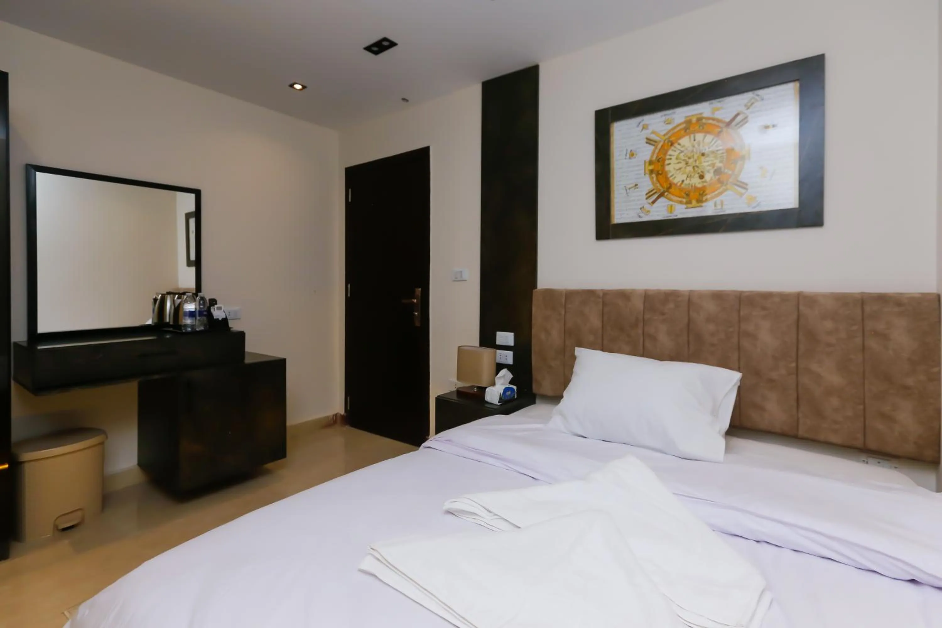 Bedroom, Bed in Crowne Pyramids View inn