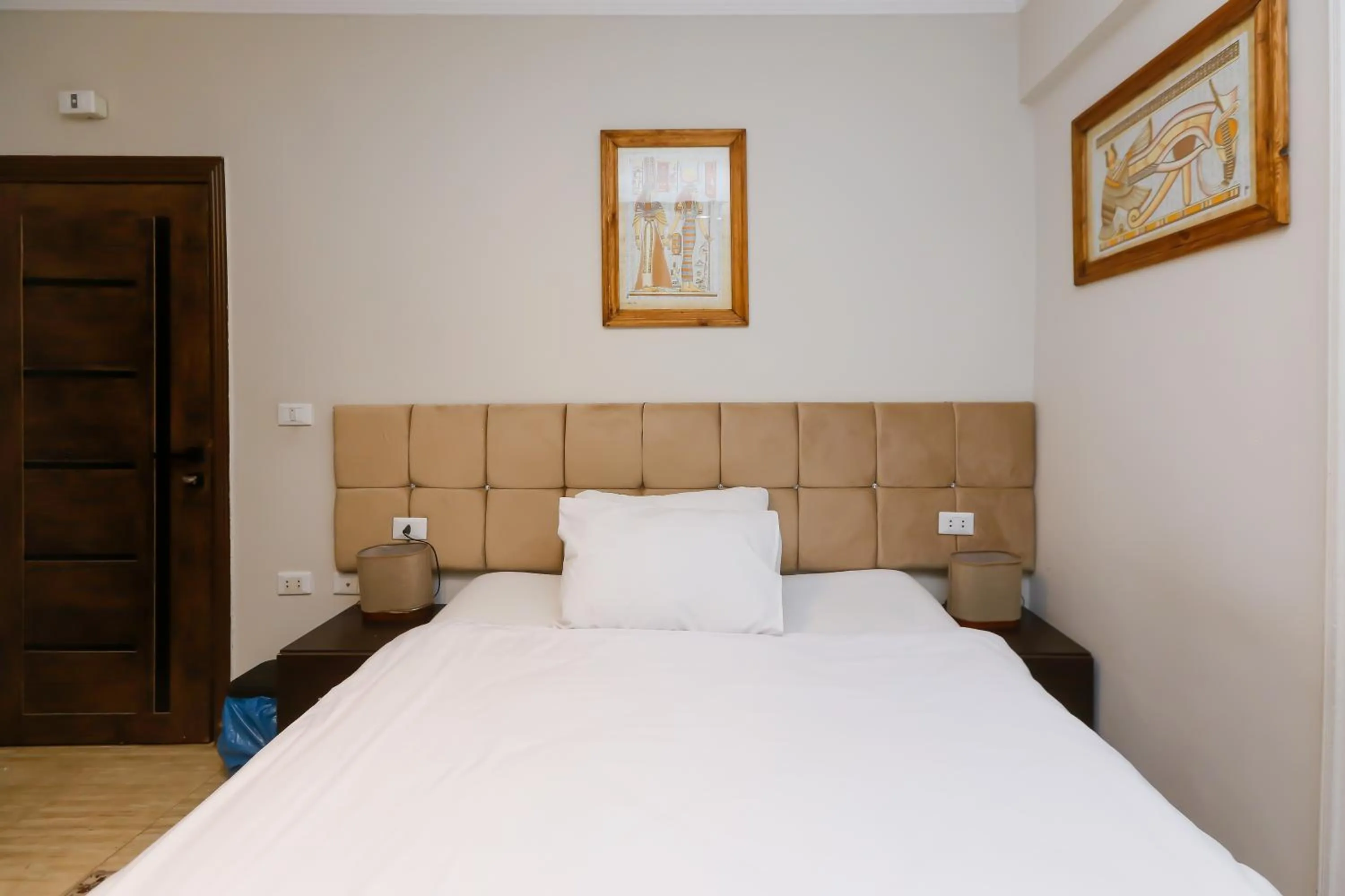 Photo of the whole room, Bed in Crowne Pyramids View inn