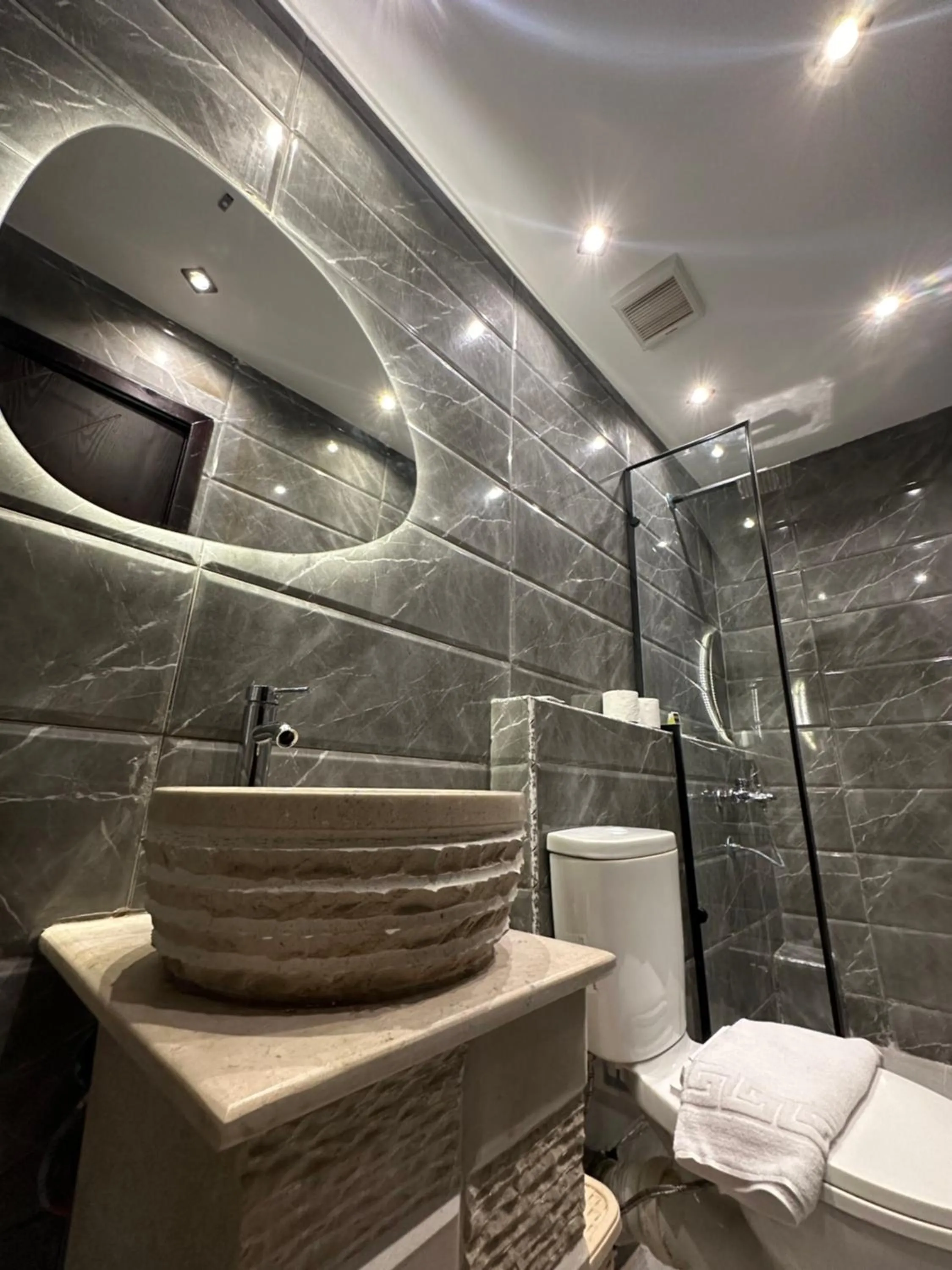 Shower in Crowne Pyramids View inn