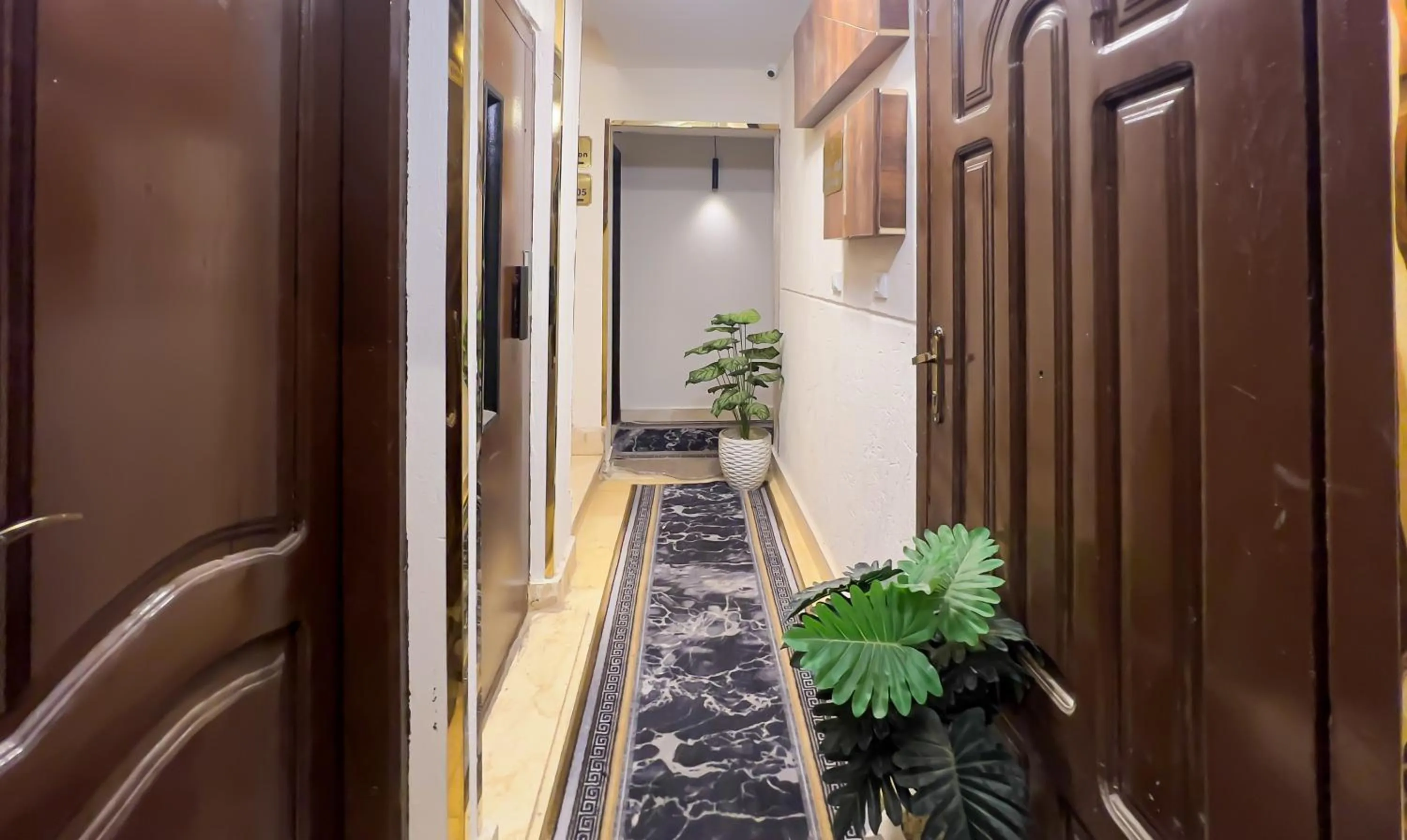 elevator in Crowne Pyramids View inn