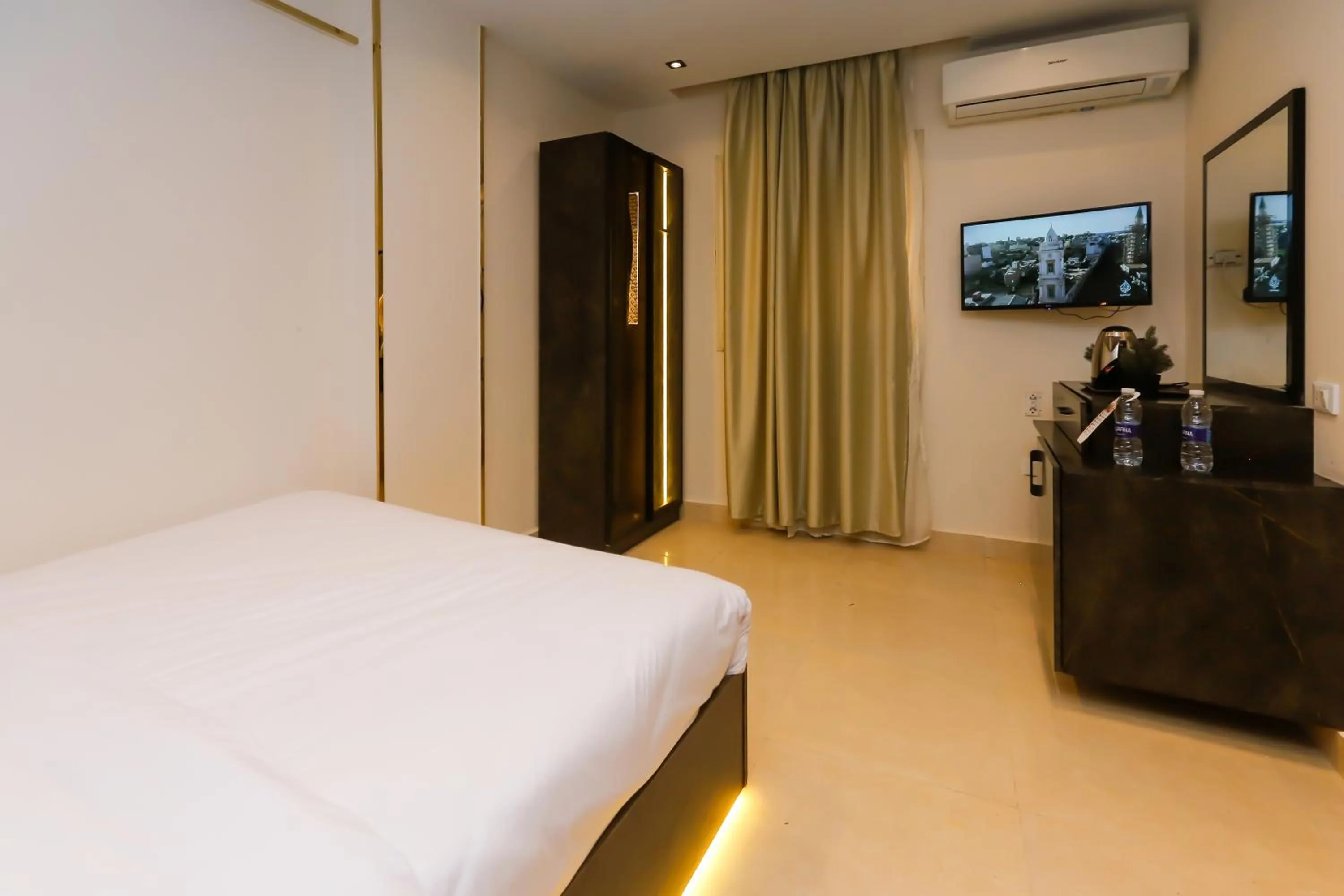 Bedroom, Bed in Crowne Pyramids View inn