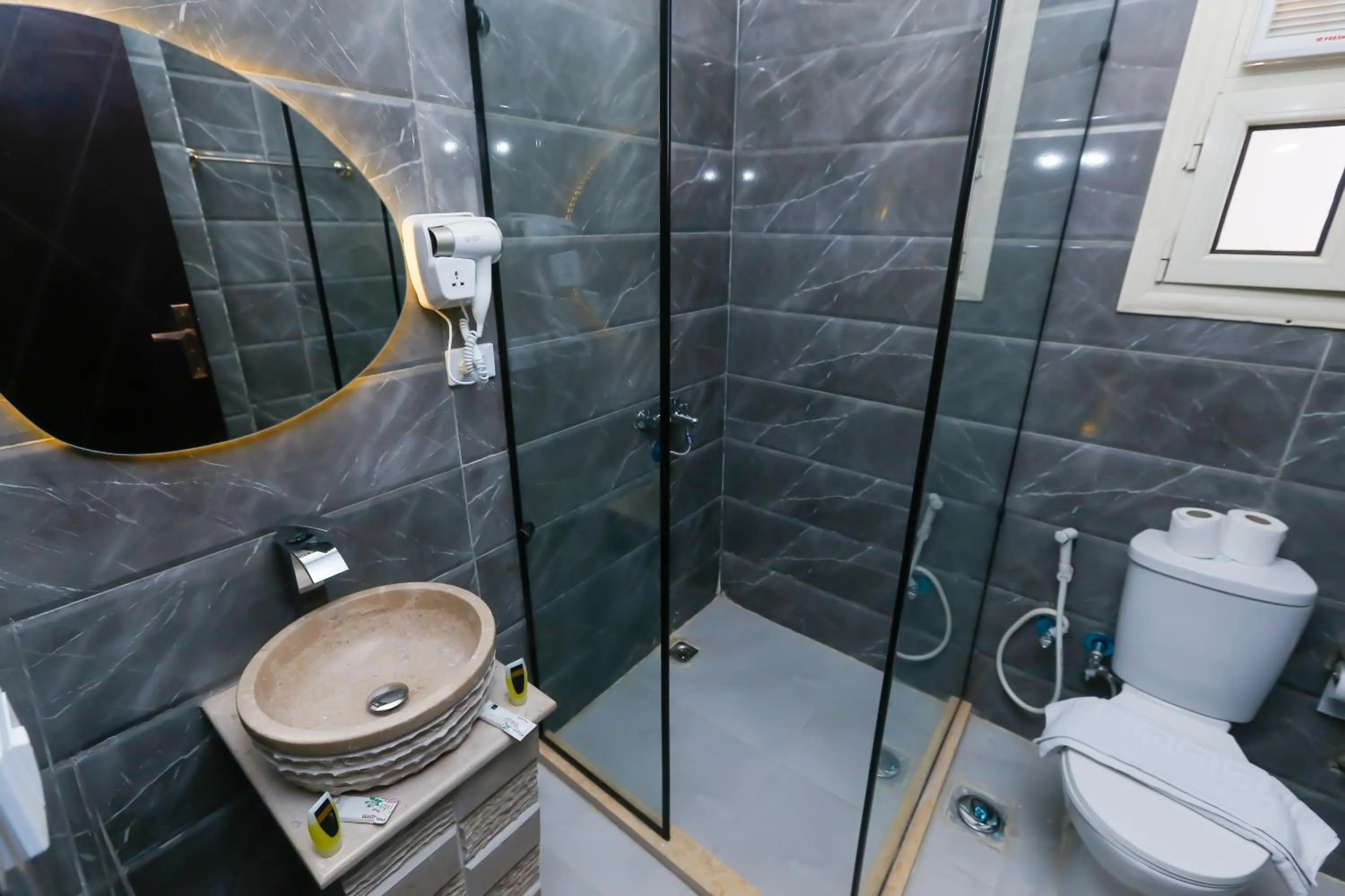 Bathroom in Crowne Pyramids View inn