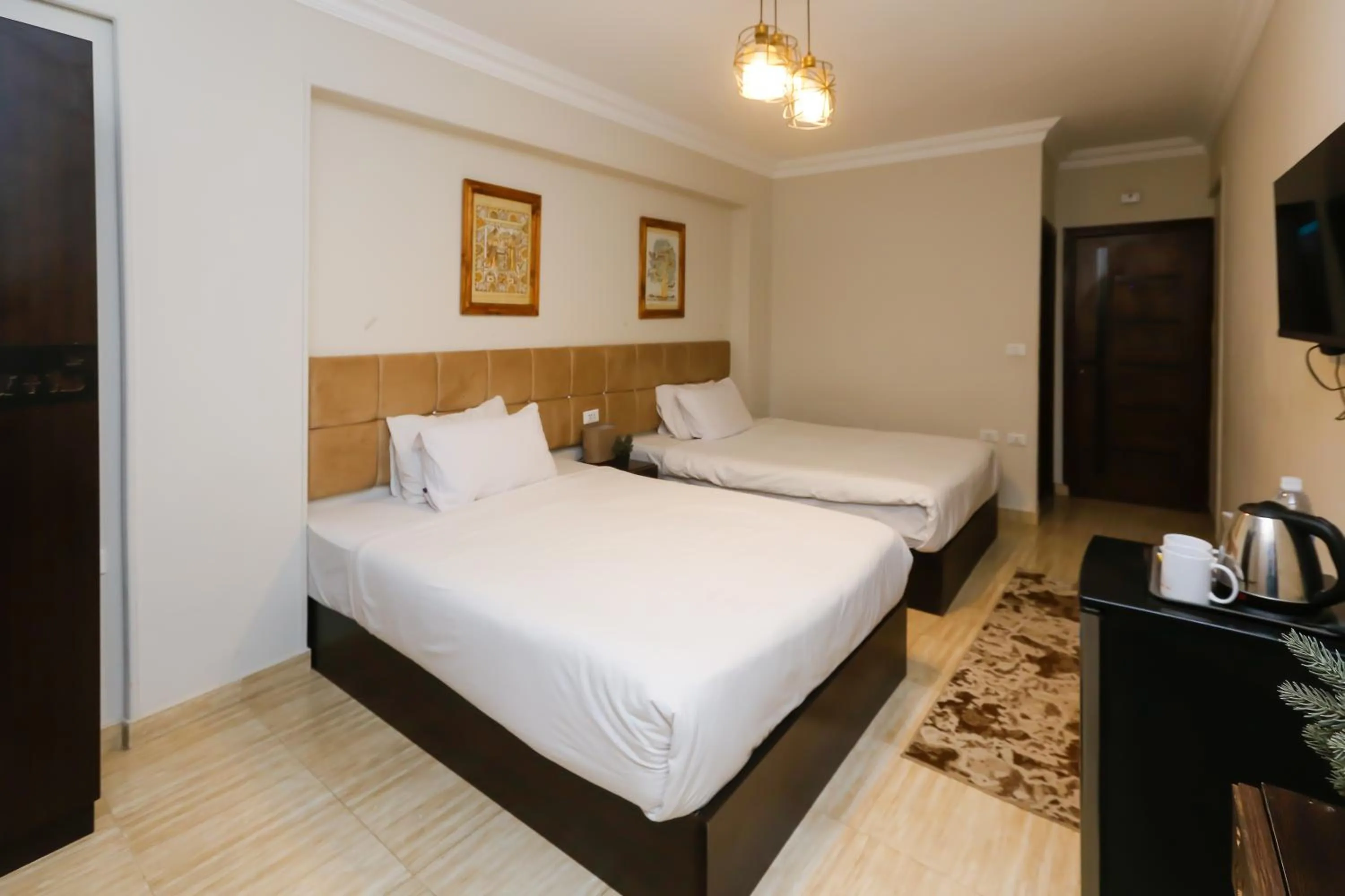 Bedroom, Bed in Crowne Pyramids View inn