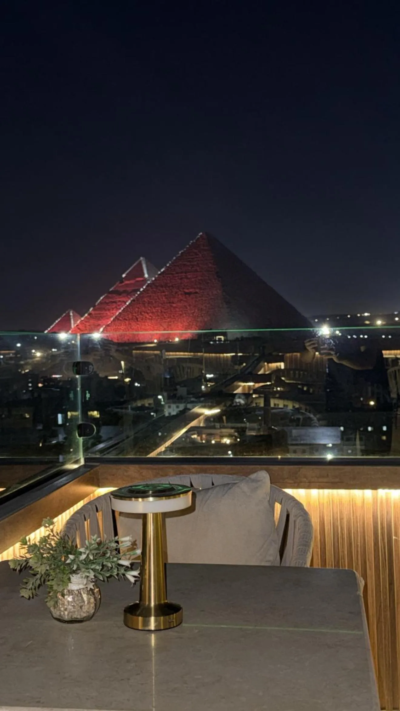 Restaurant/places to eat in Crowne Pyramids View inn