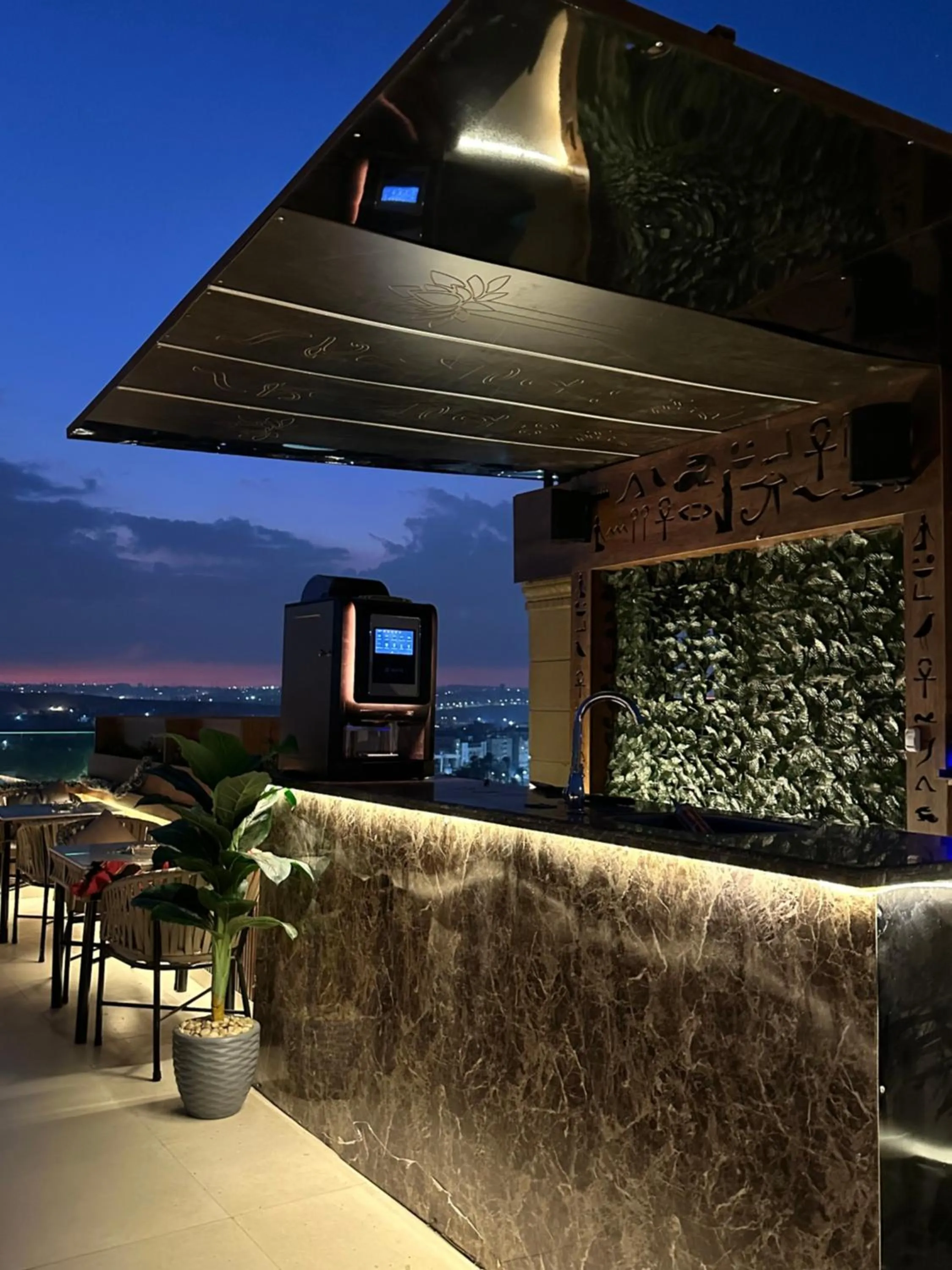 Restaurant/places to eat in Crowne Pyramids View inn