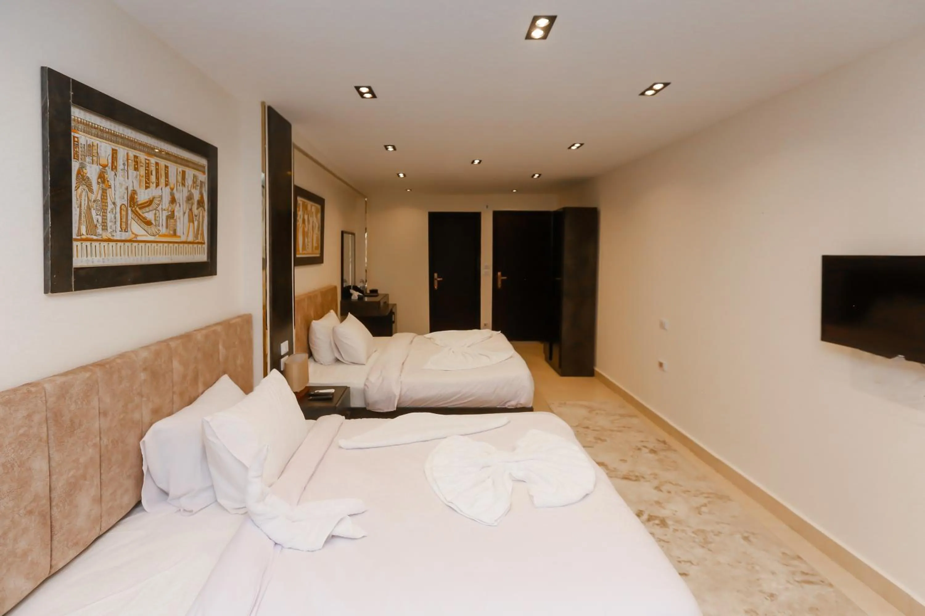 Bedroom, Bed in Crowne Pyramids View inn