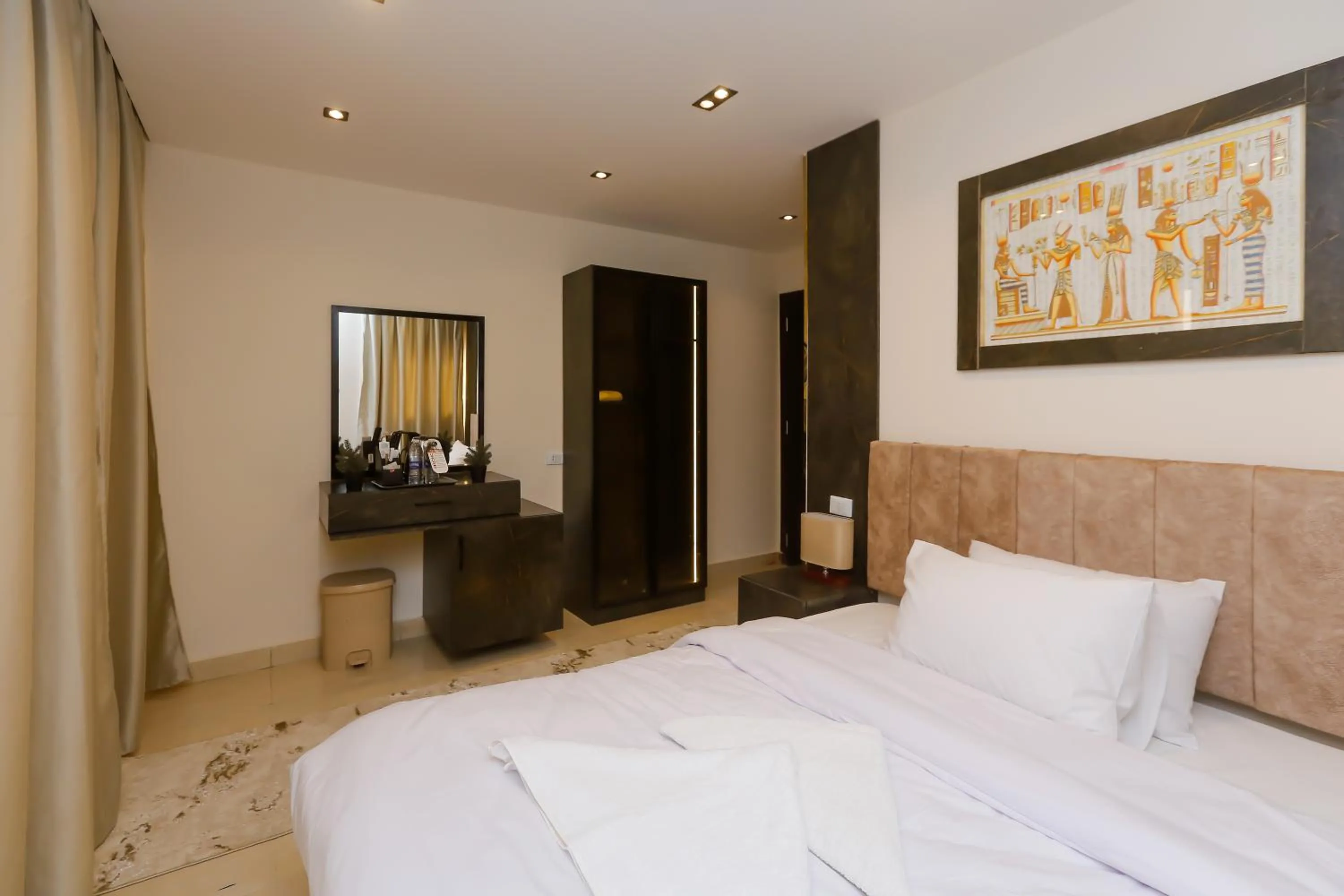 Bedroom, Bed in Crowne Pyramids View inn