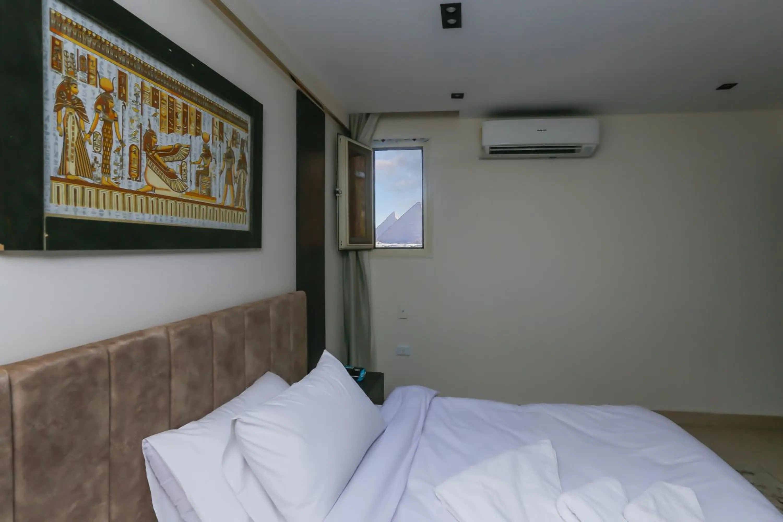 Landmark view, Bed in Crowne Pyramids View inn