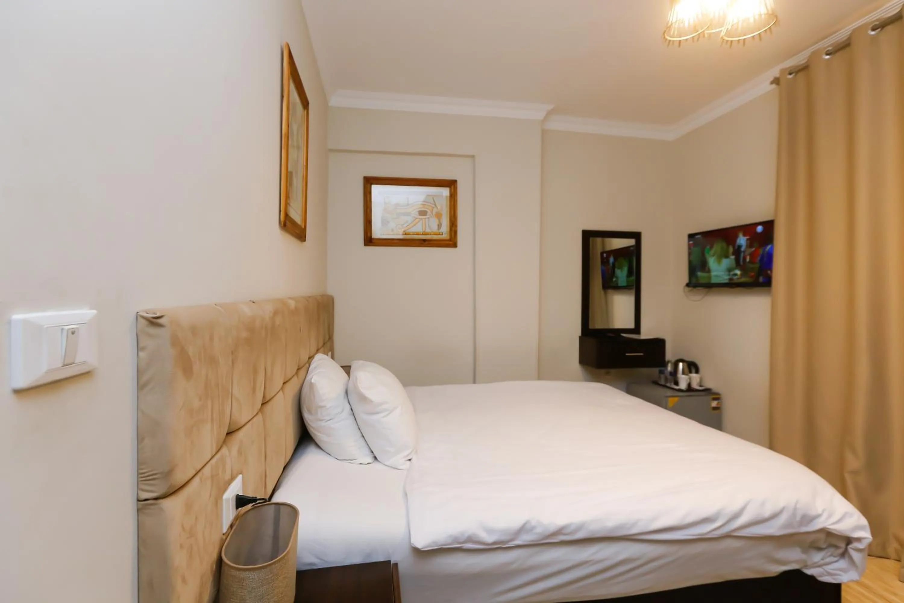 Bedroom, Bed in Crowne Pyramids View inn