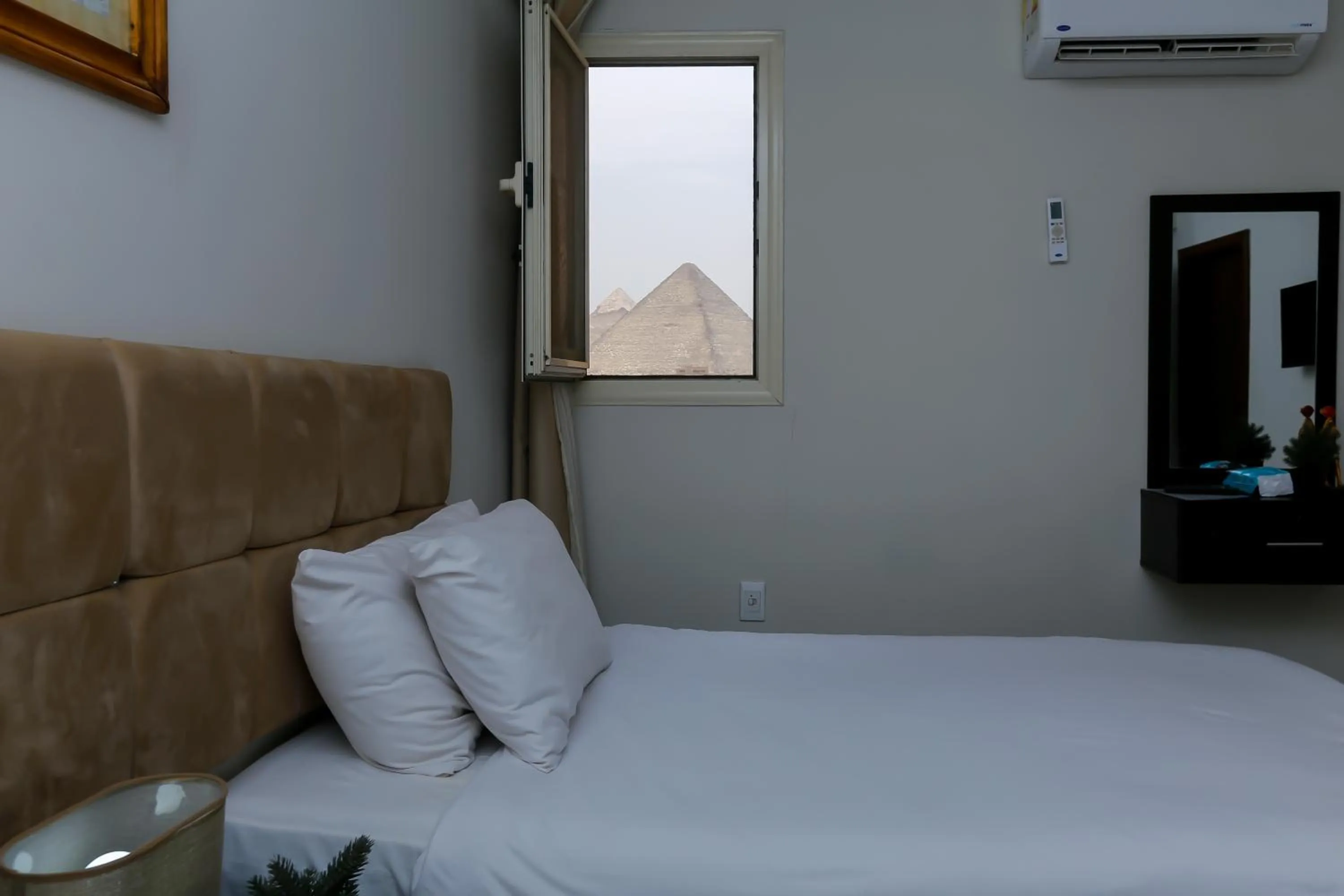 Bed in Crowne Pyramids View inn