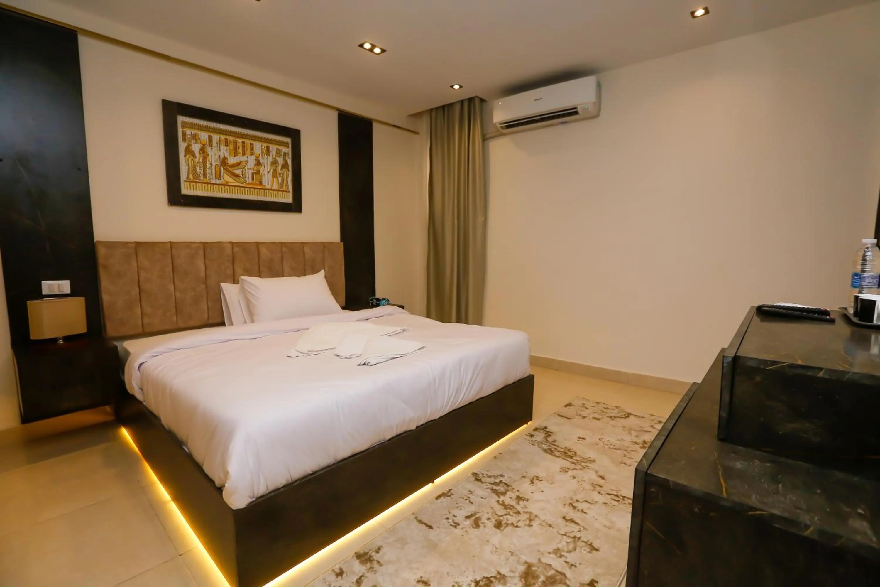 Bed in Crowne Pyramids View inn