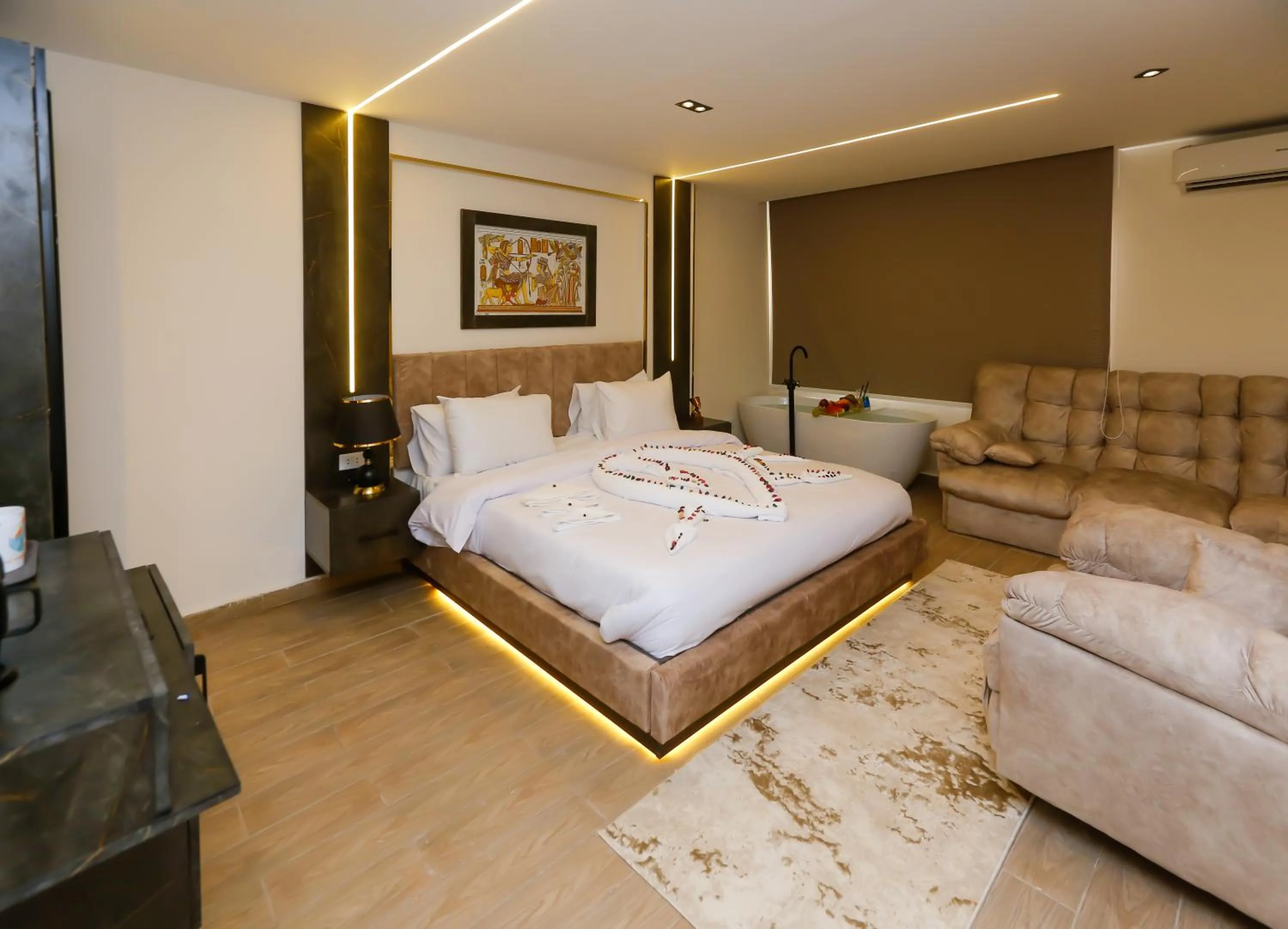 Bedroom, Bed in Crowne Pyramids View inn