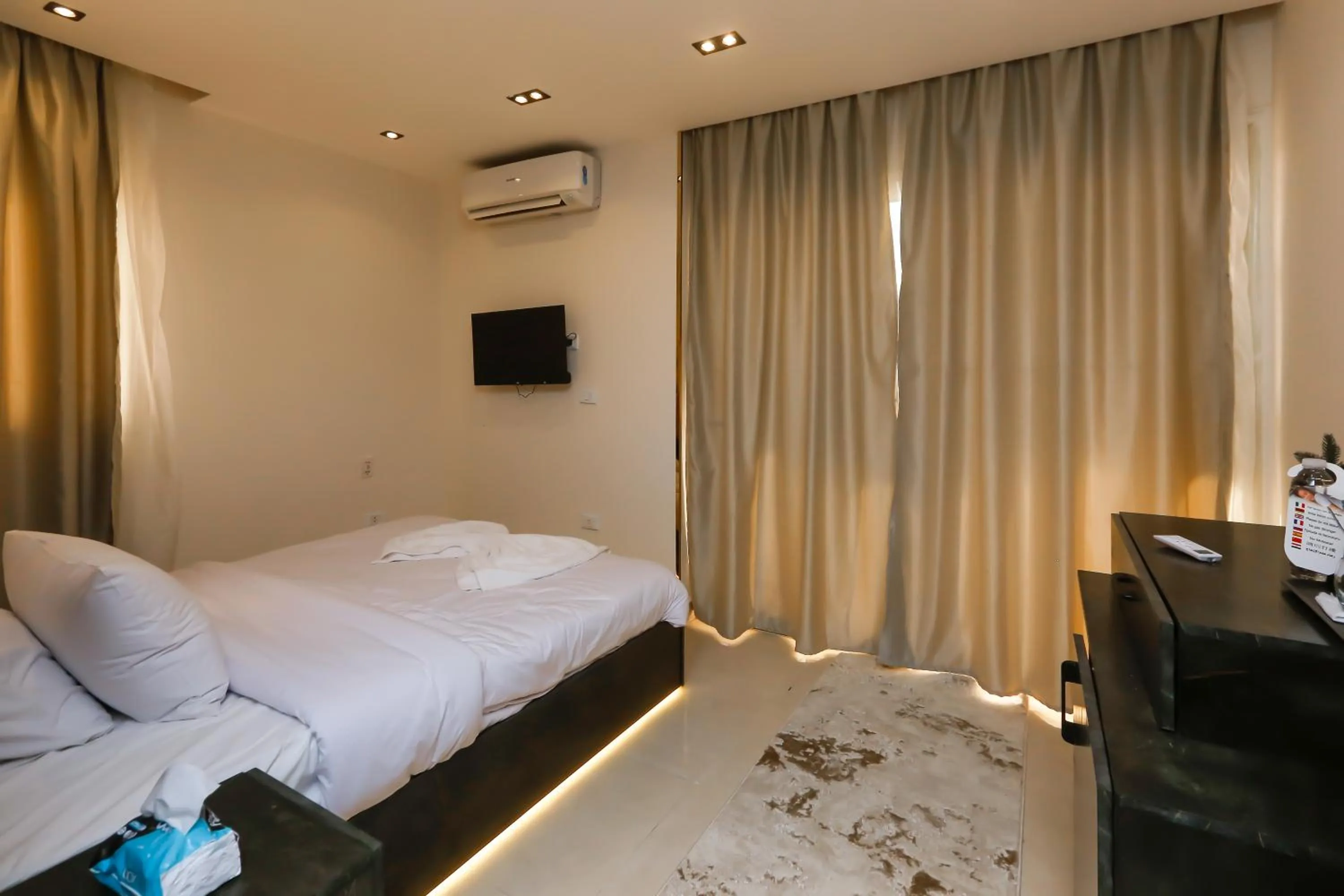 Bedroom, Bed in Crowne Pyramids View inn