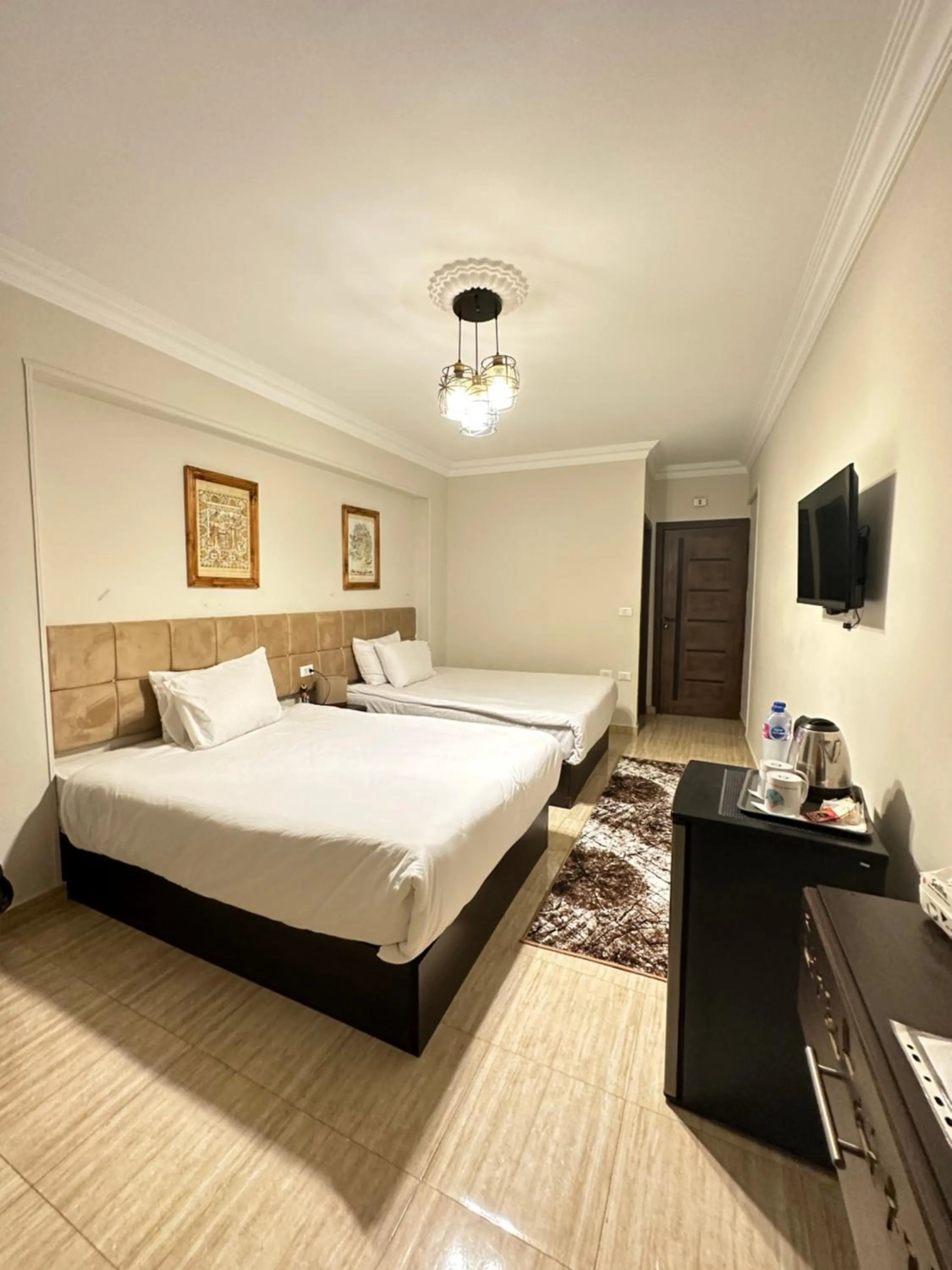 Communal lounge/ TV room, Bed in Crowne Pyramids View inn