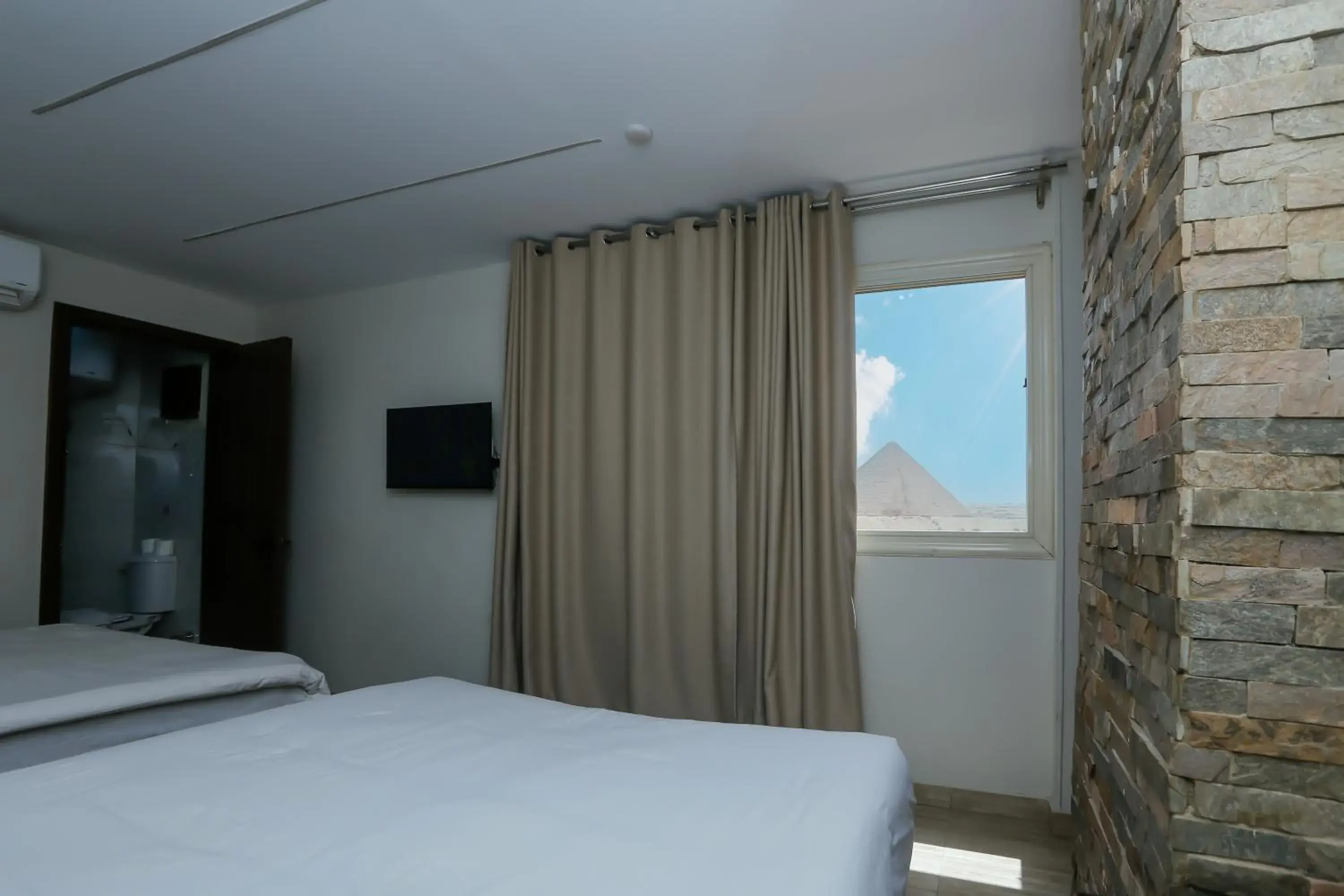 Quadruple Room With Pyramids View - single occupancy in Crowne Pyramids View inn Quadruple Room With Pyramids View - single occupancy in Crowne Pyramids View inn