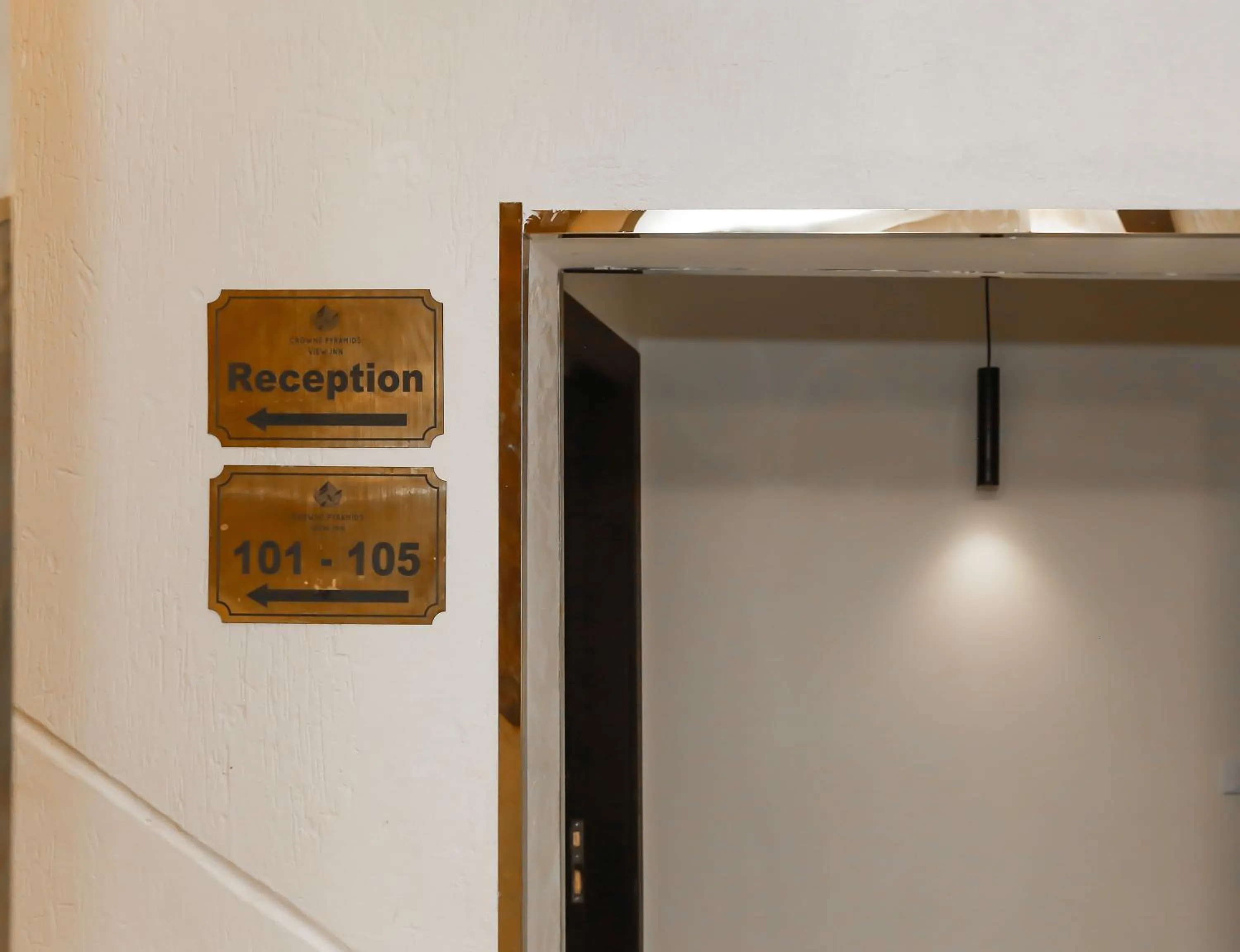 Logo/Certificate/Sign in Crowne Pyramids View inn