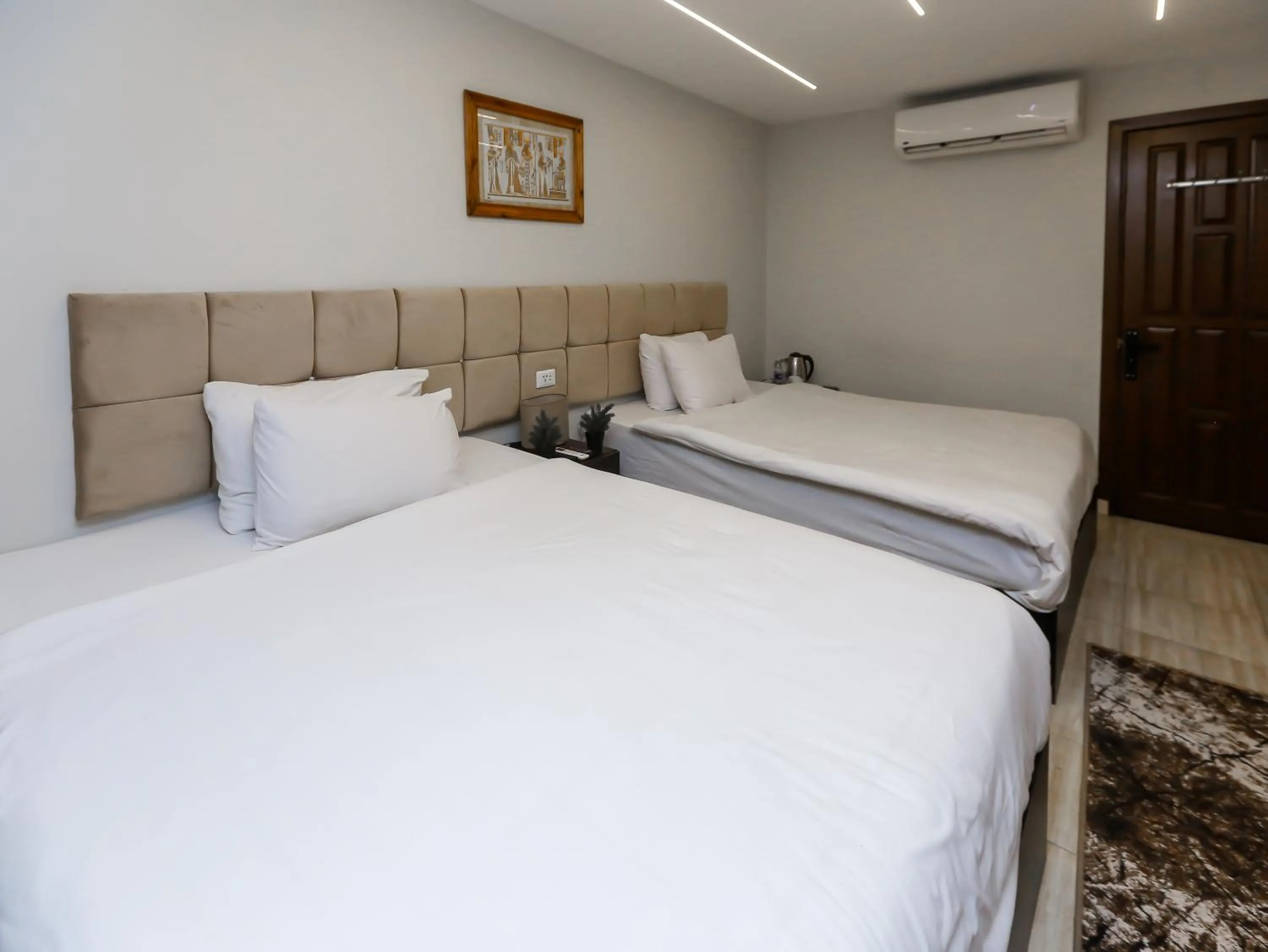 Bedroom, Bed in Crowne Pyramids View inn